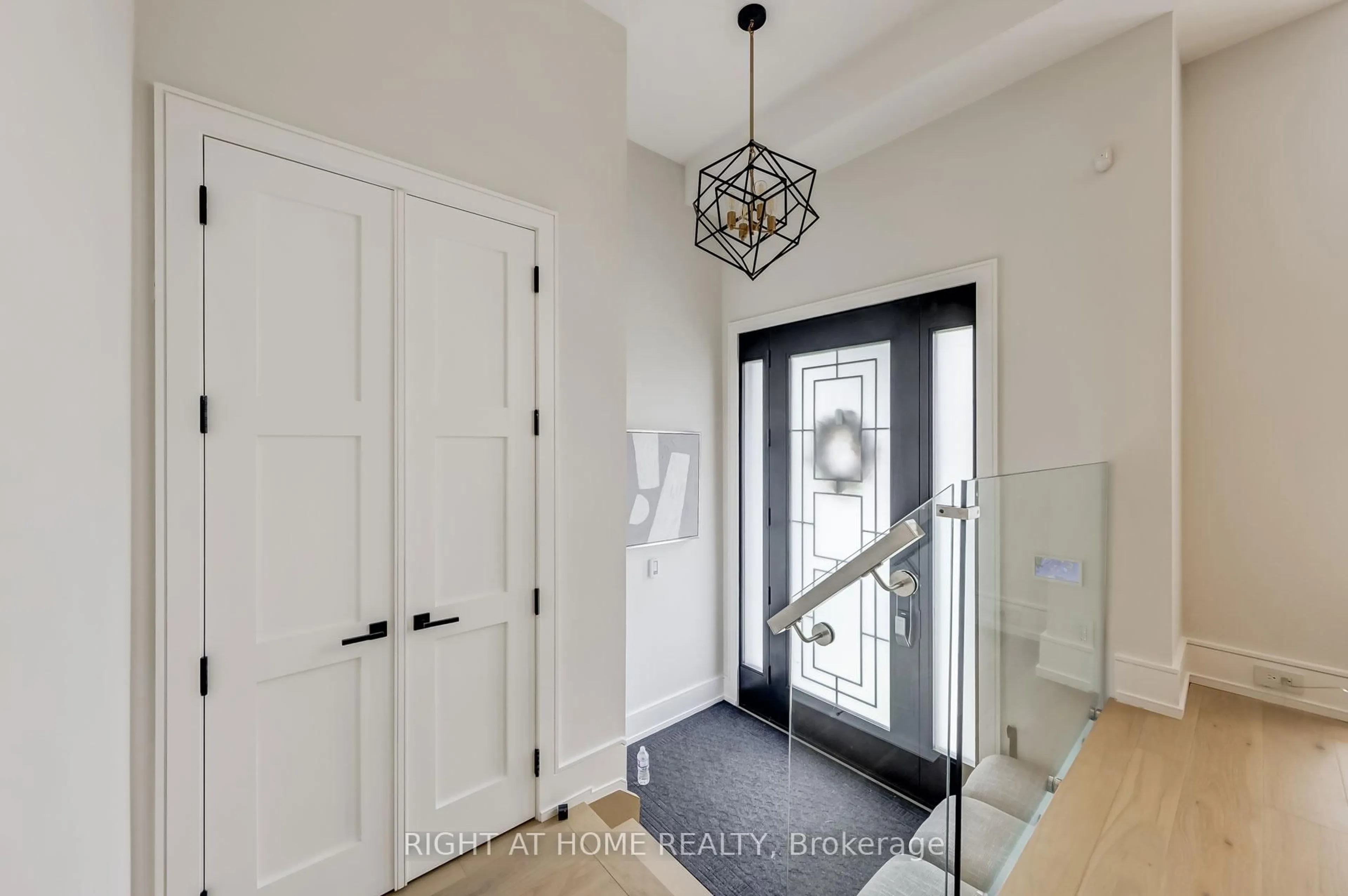 Indoor entryway for 102 Parklea Dr, Toronto Ontario M4G 2J8