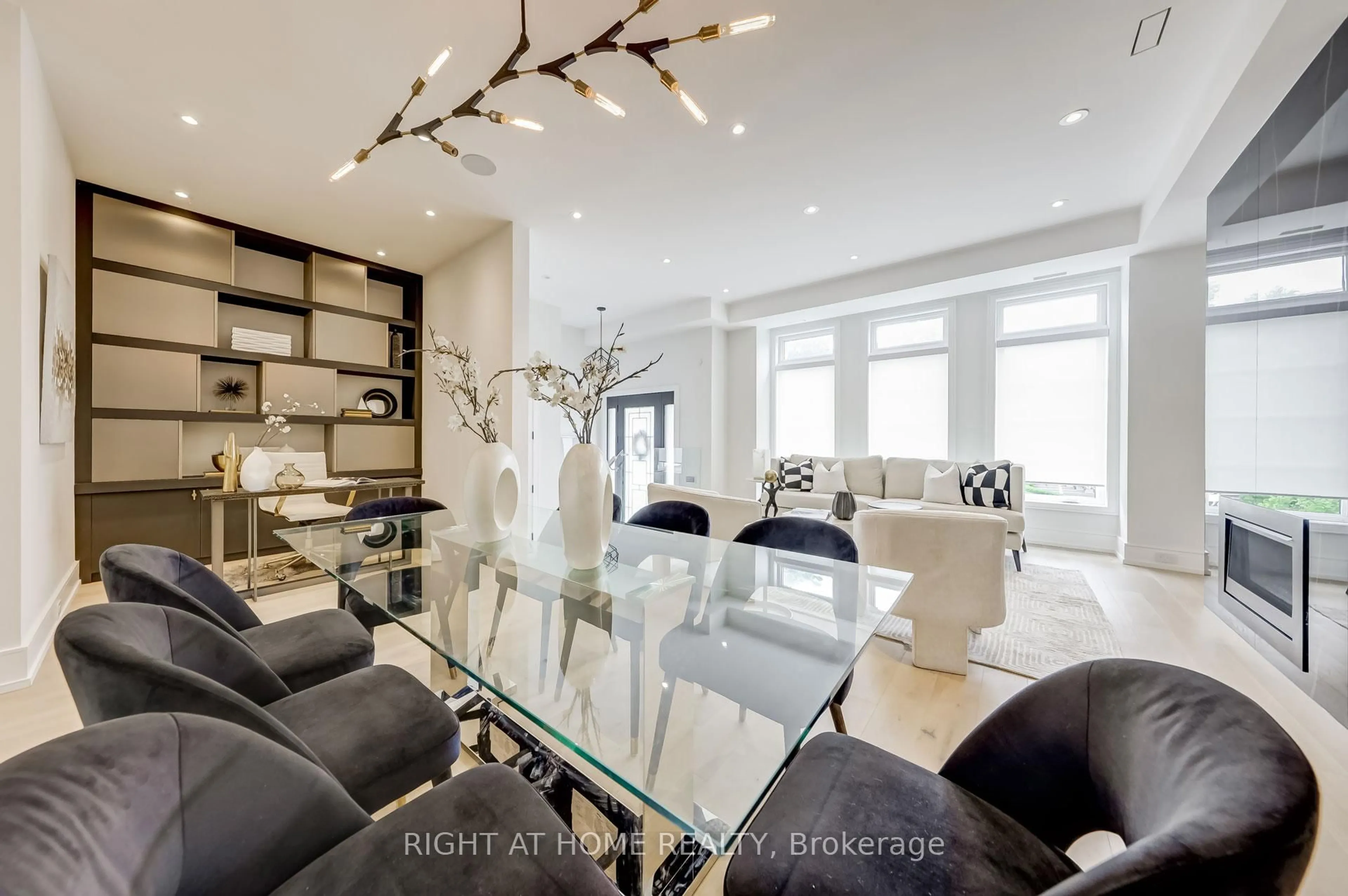 Unknown for 102 Parklea Dr, Toronto Ontario M4G 2J8