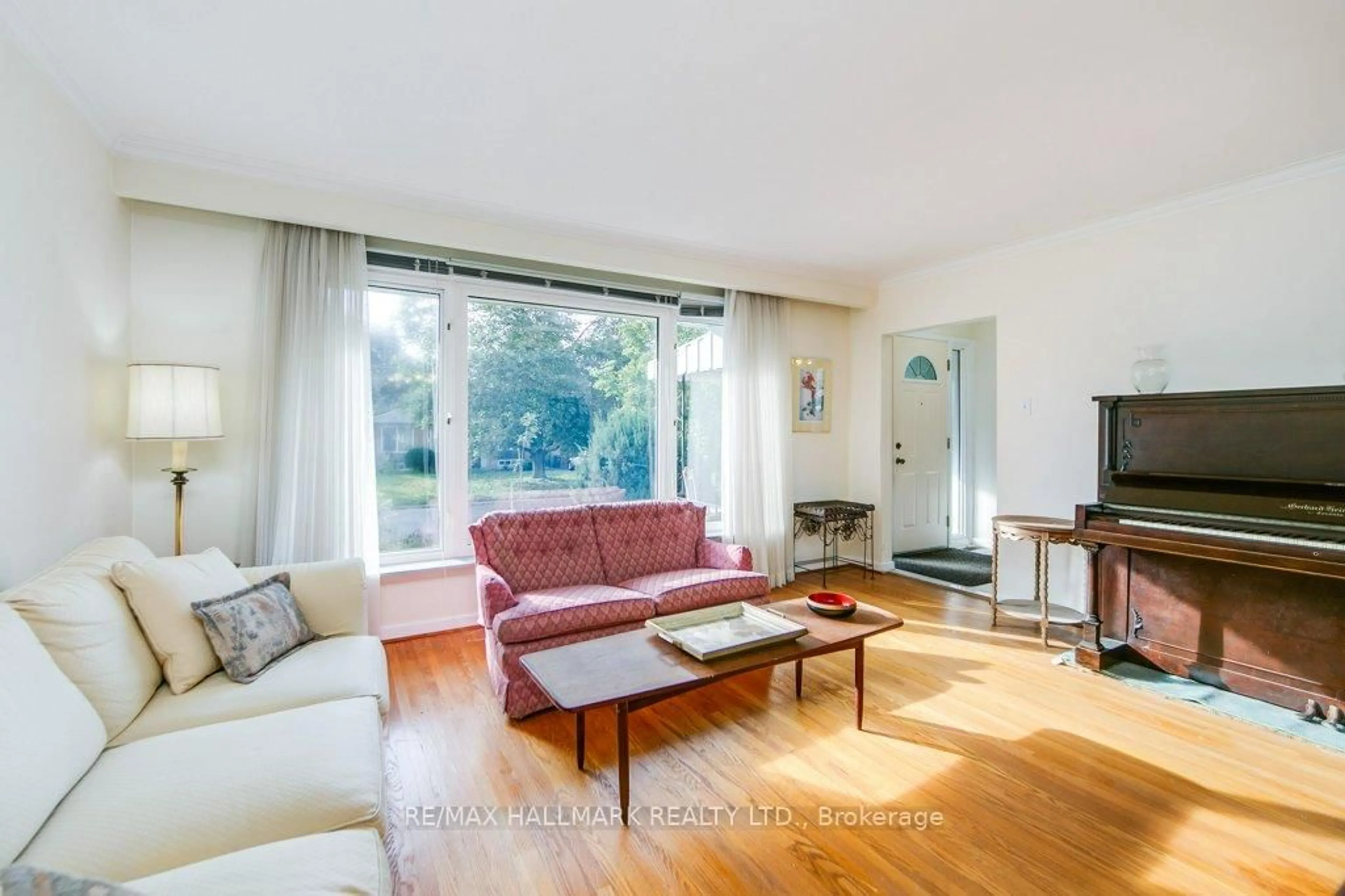 Living room with furniture, wood/laminate floor for 94 Broadlands Blvd, Toronto Ontario M3A 1J7