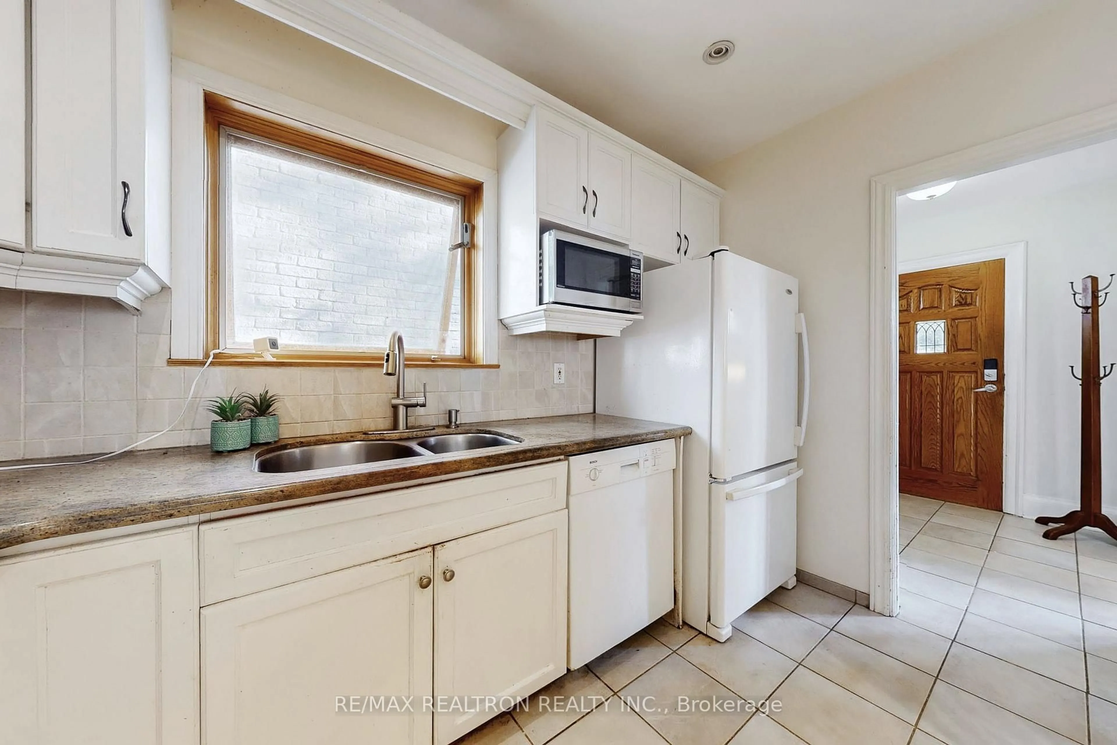 Standard kitchen, ceramic/tile floor for 36 Claxton Blvd, Toronto Ontario M6C 1L8