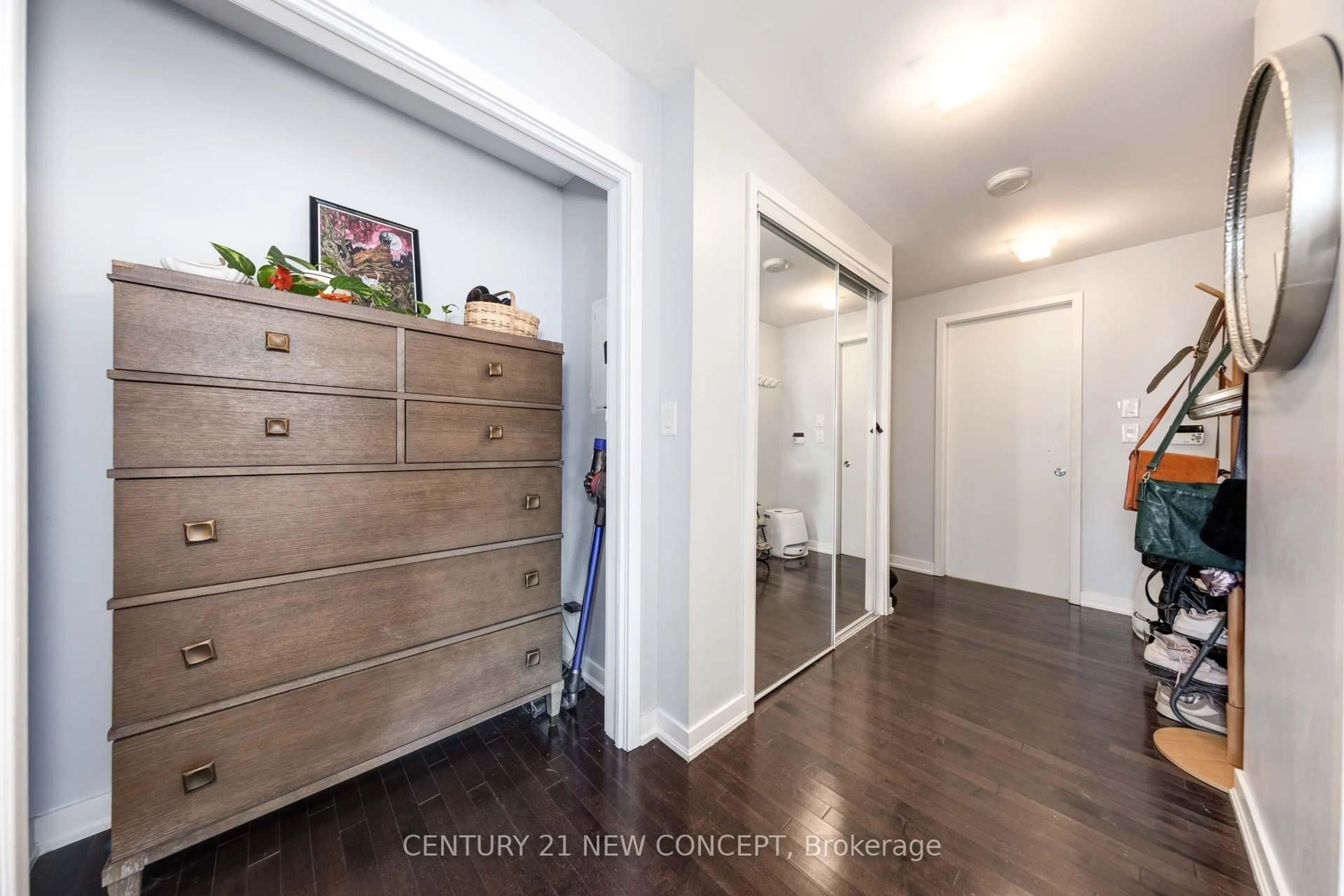 Indoor entryway for 12 York St #4610, Toronto Ontario M5J 0A9