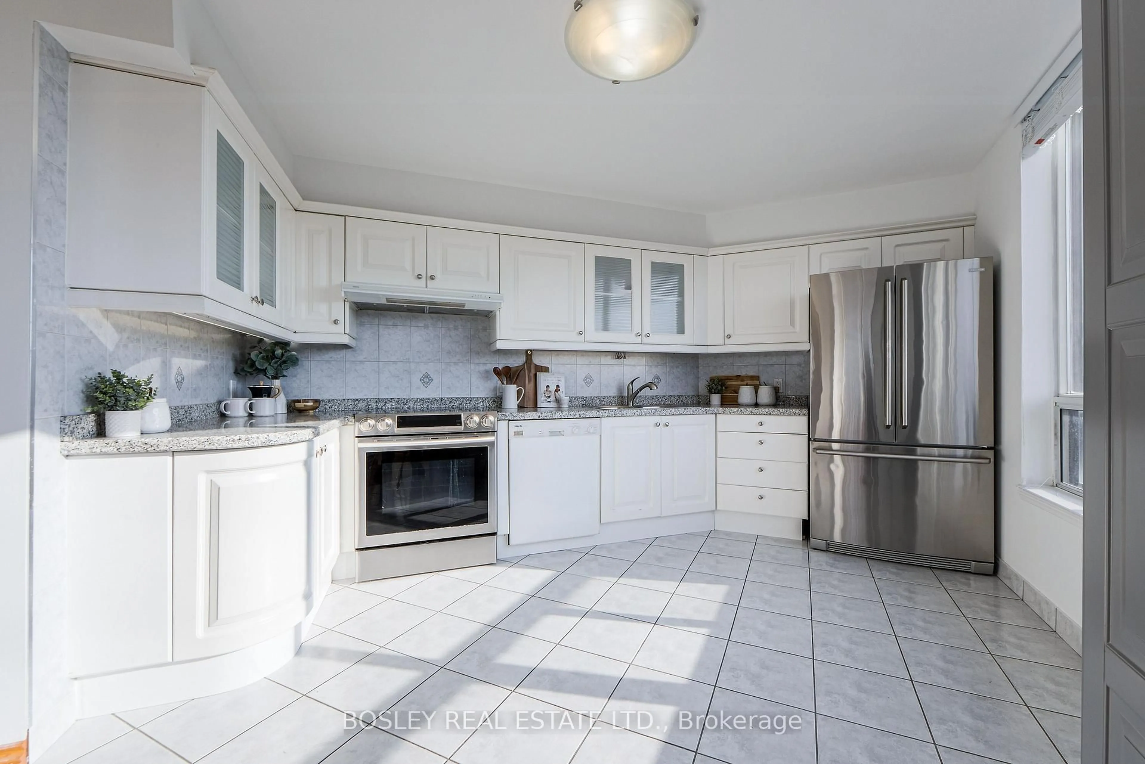 Unknown for 1131 Steeles Ave #1511, Toronto Ontario M2R 3W8