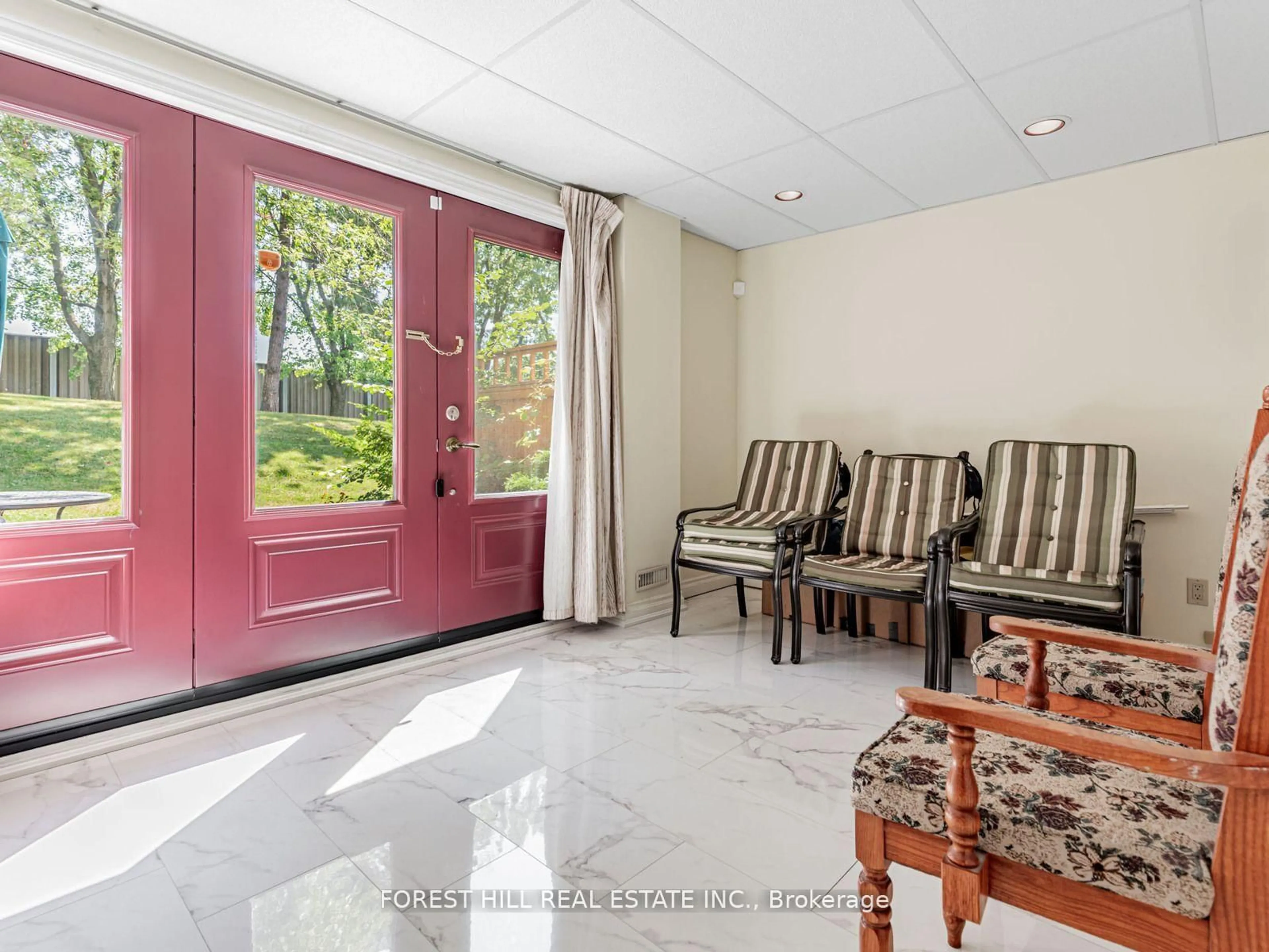 Indoor foyer for 86 Village Greenway, Toronto Ontario M2J 1K8