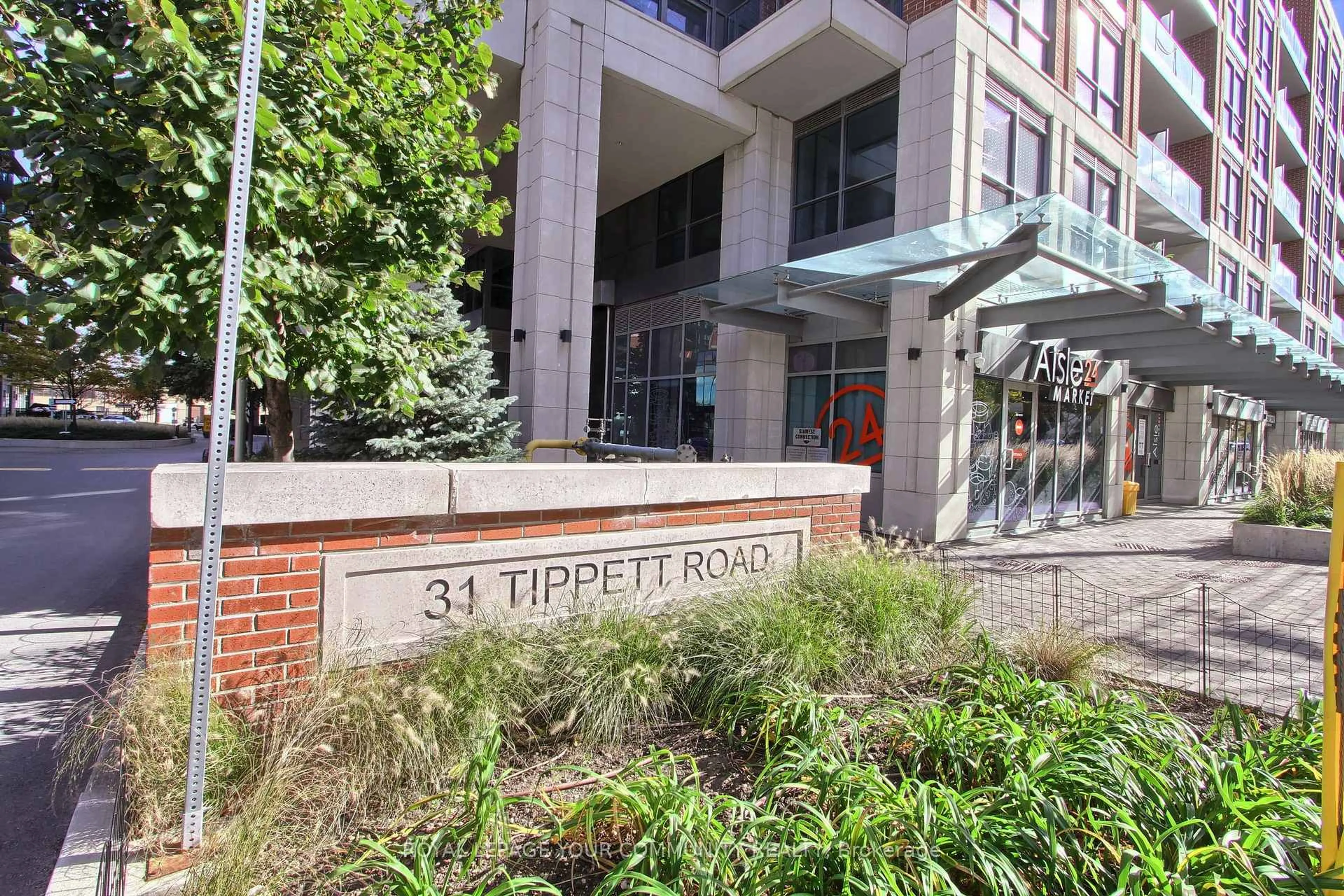 Indoor foyer for 31 Tippett Rd #1608, Toronto Ontario M3H 0C8