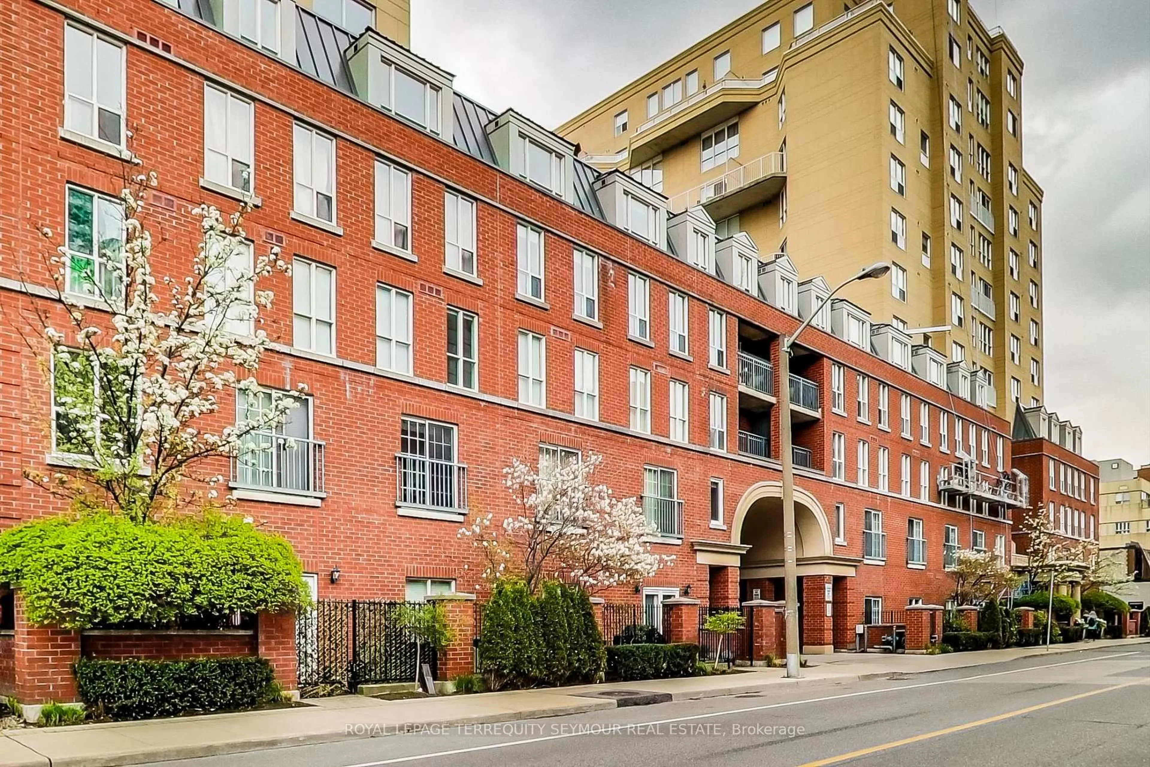 Patio, building for 139 Merton St #448, Toronto Ontario M4S 3G7