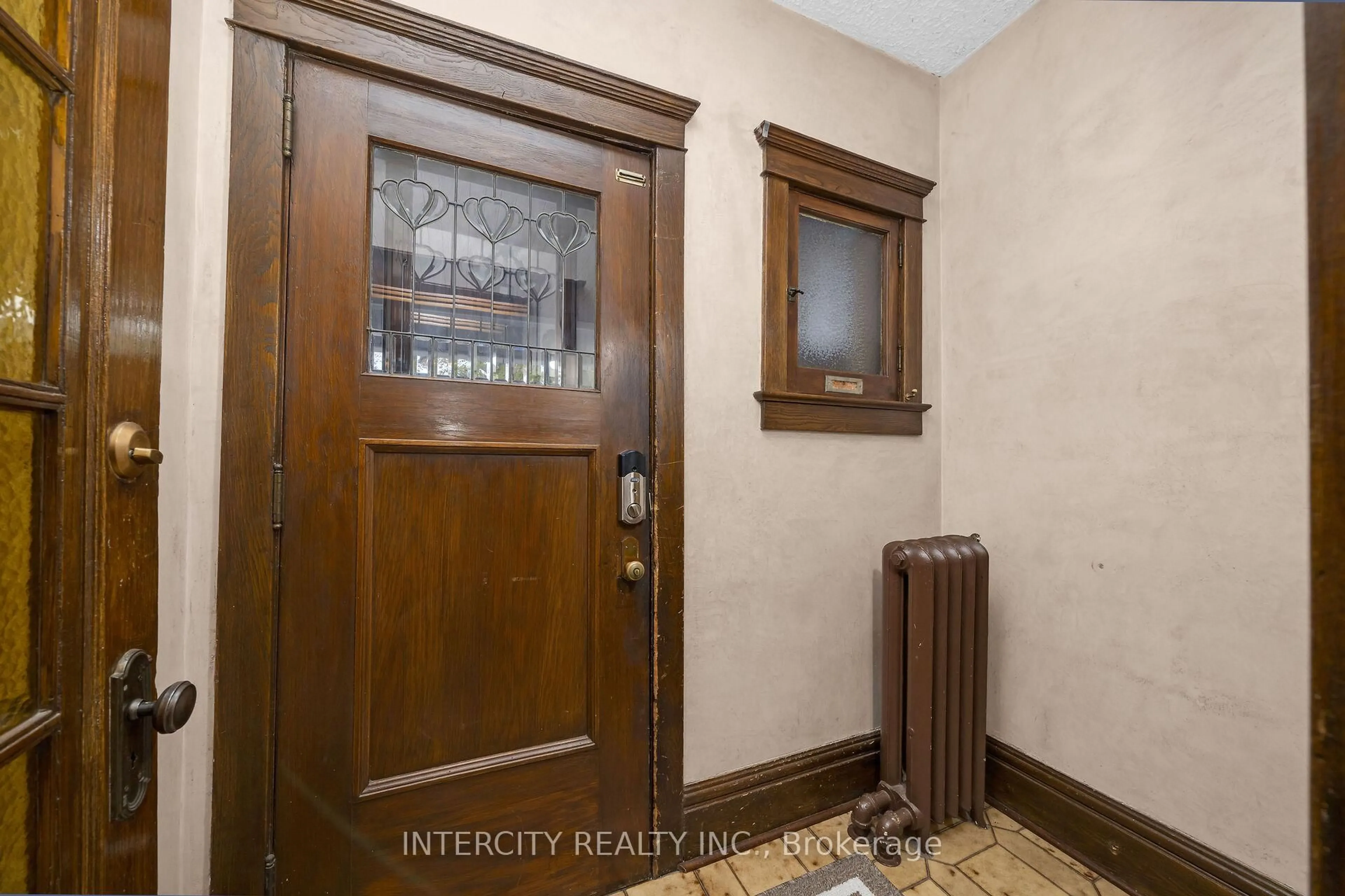 Indoor entryway for 161 Wychwood Ave, Toronto Ontario M6C 2T4