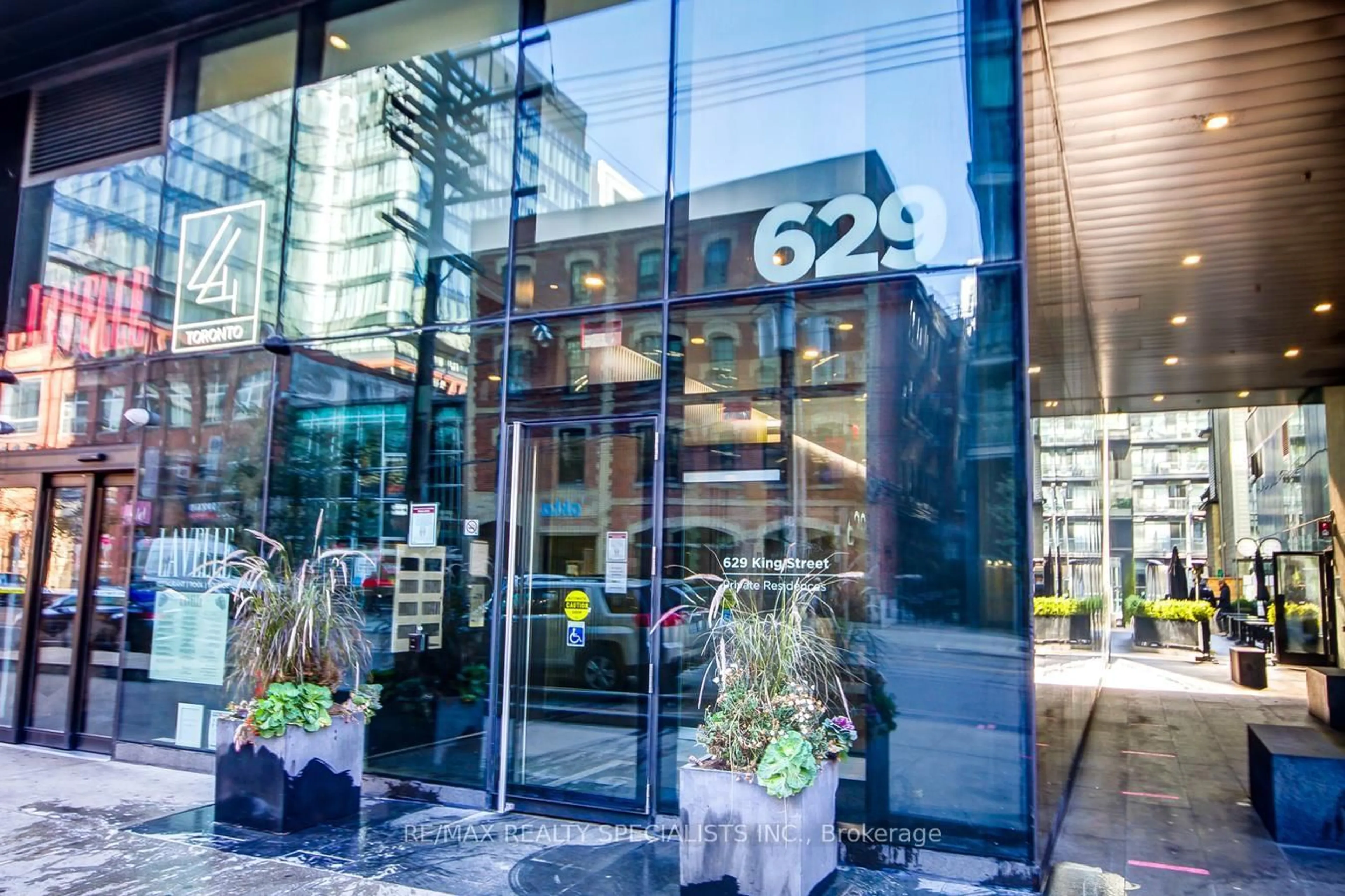 Indoor foyer for 629 King St #1227, Toronto Ontario M5V 1M5