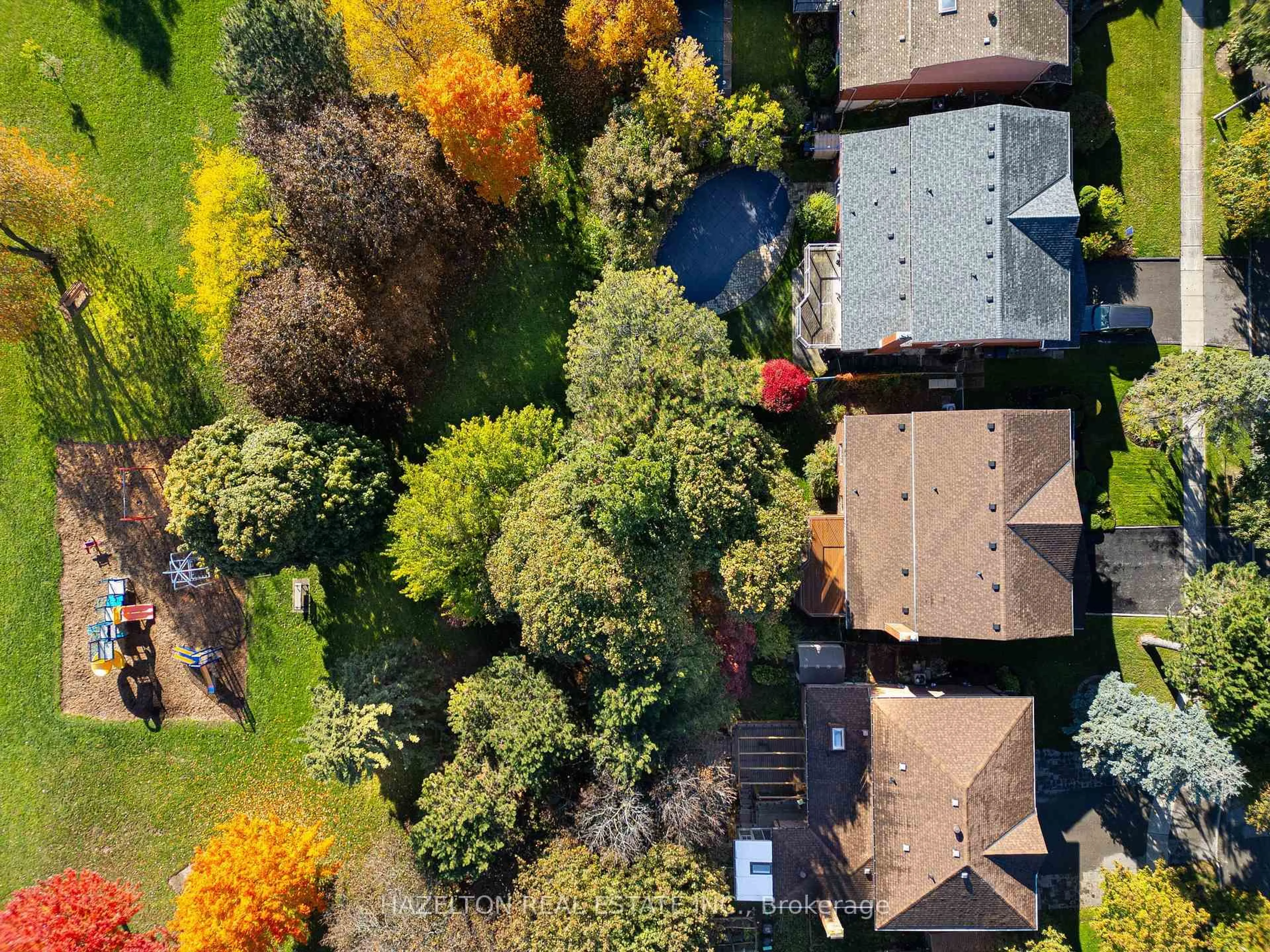 A pic from outside/outdoor area/front of a property/back of a property/a pic from drone, street for 83 Ames Circ, Toronto Ontario M3B 3C2