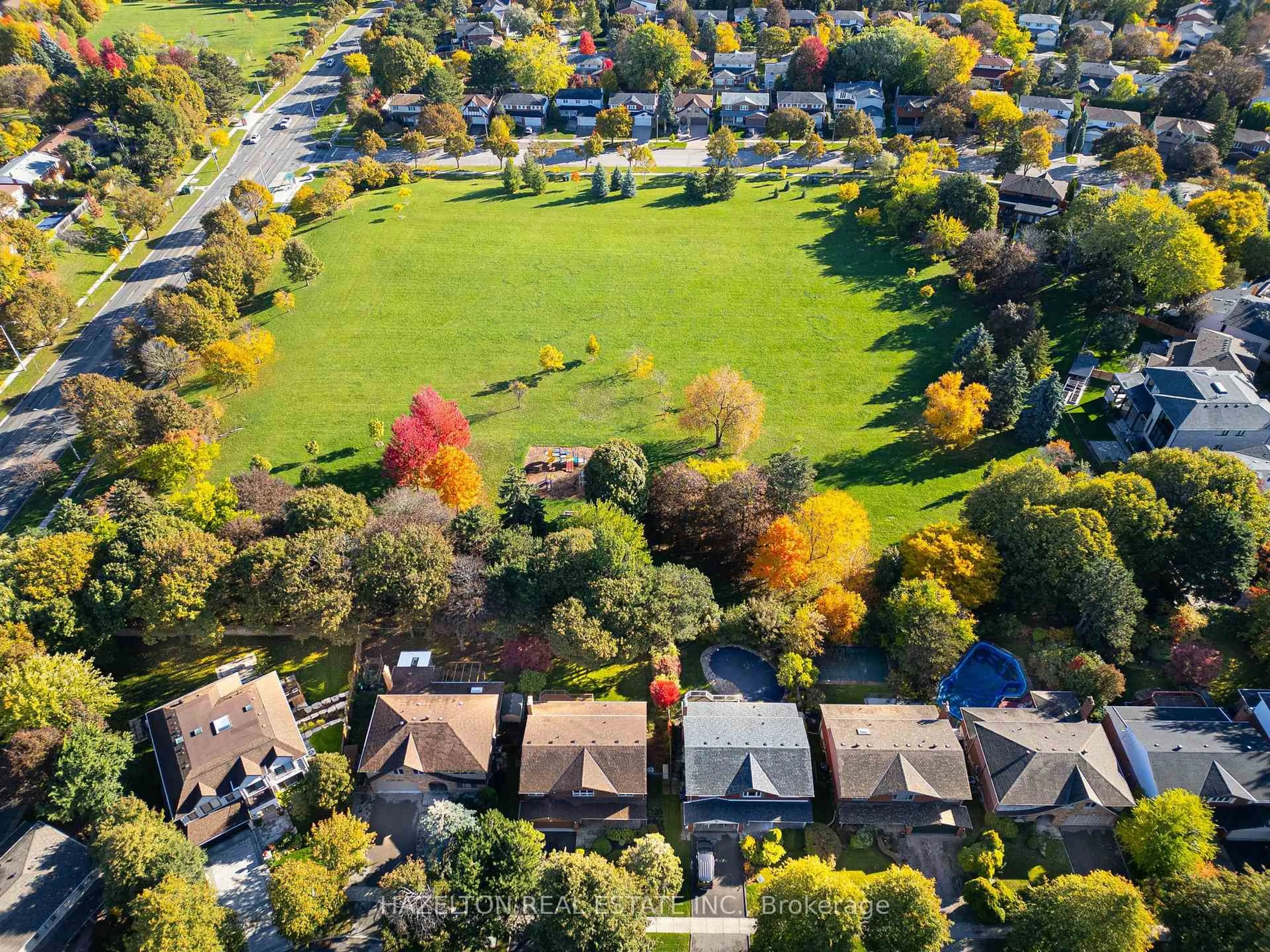 A pic from outside/outdoor area/front of a property/back of a property/a pic from drone, street for 83 Ames Circ, Toronto Ontario M3B 3C2