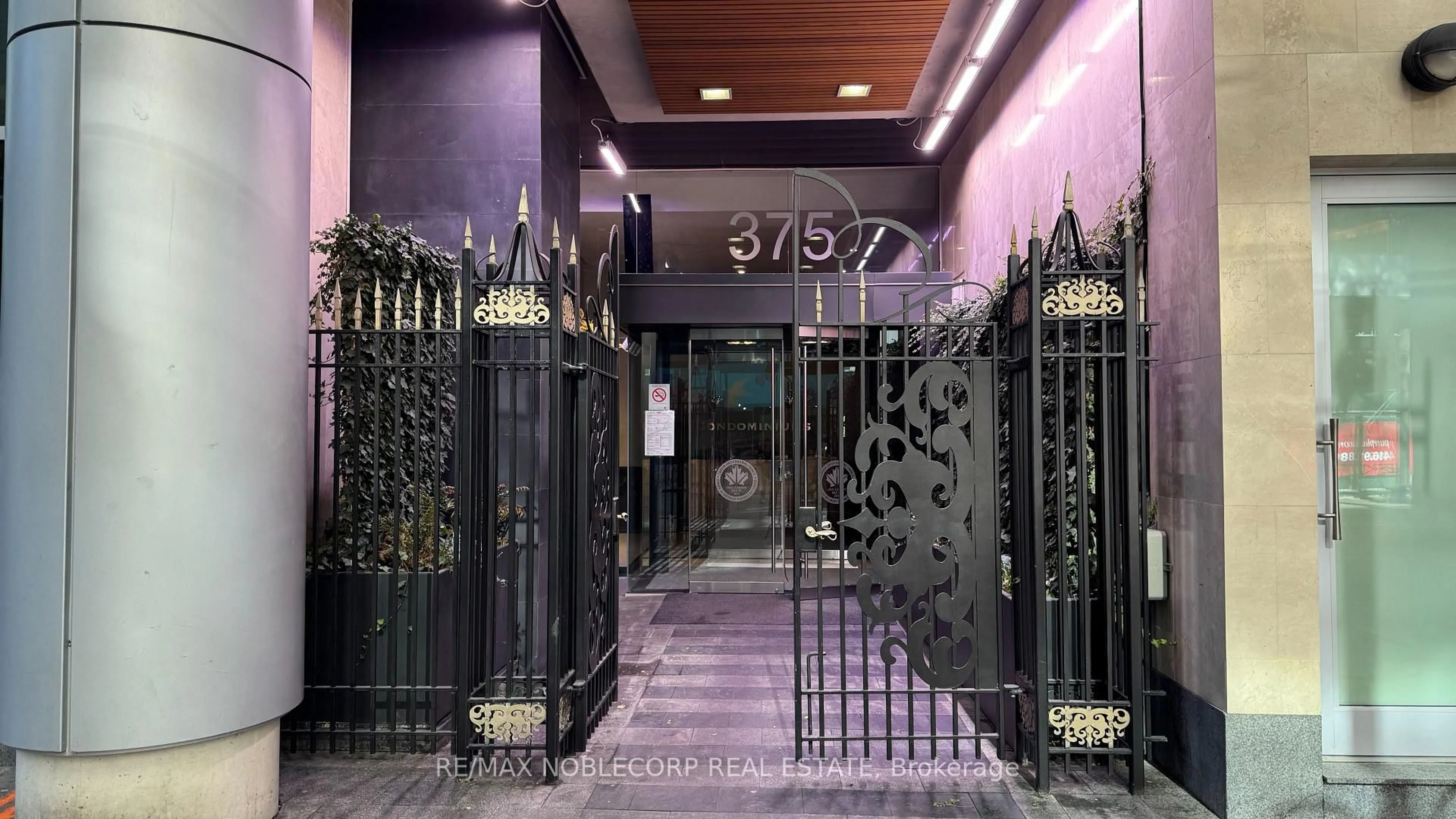 Indoor foyer for 375 King St #810, Toronto Ontario M5V 1K1