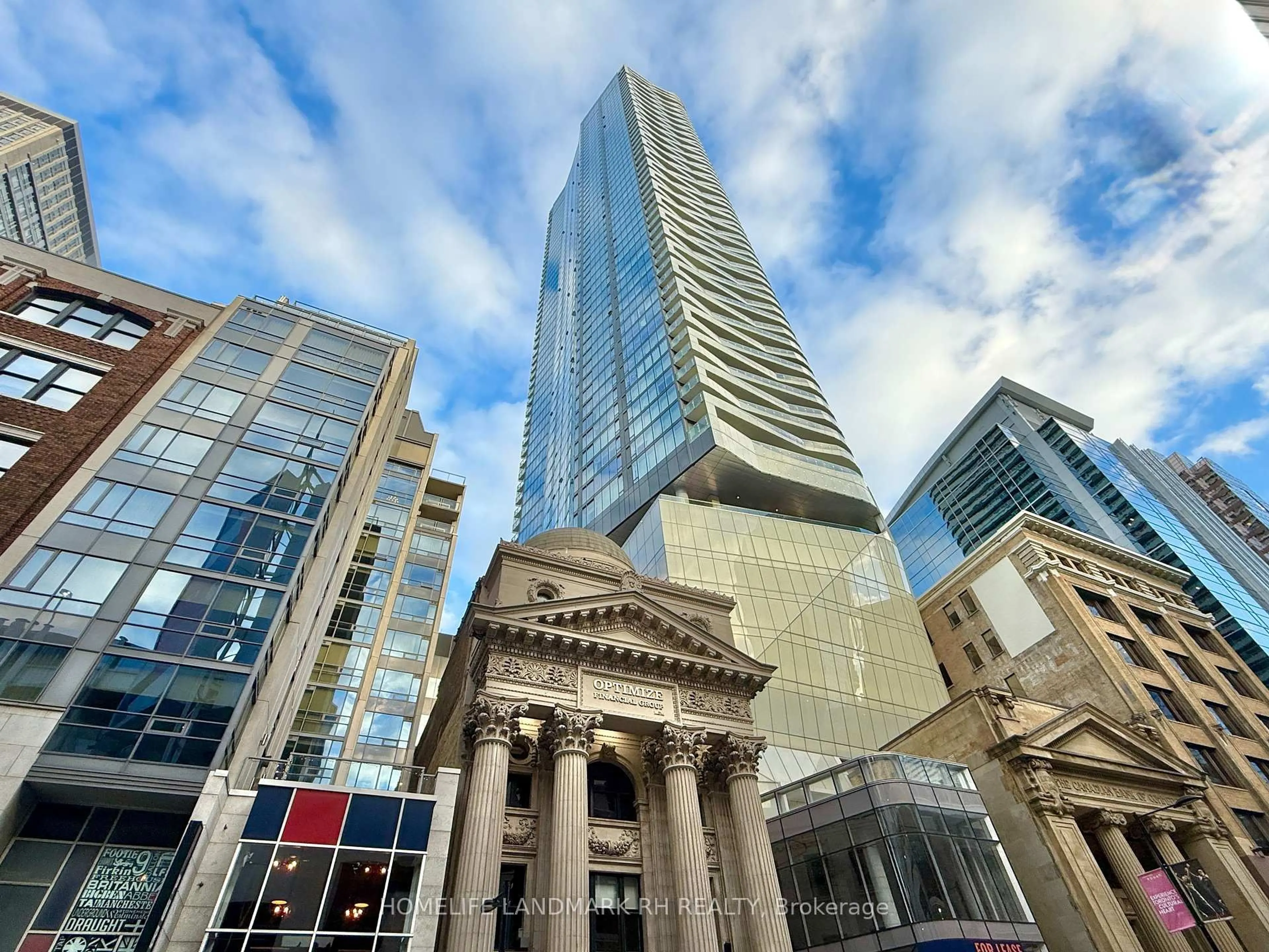 Indoor foyer for 197 Yonge St #3910, Toronto Ontario M5B 1M4