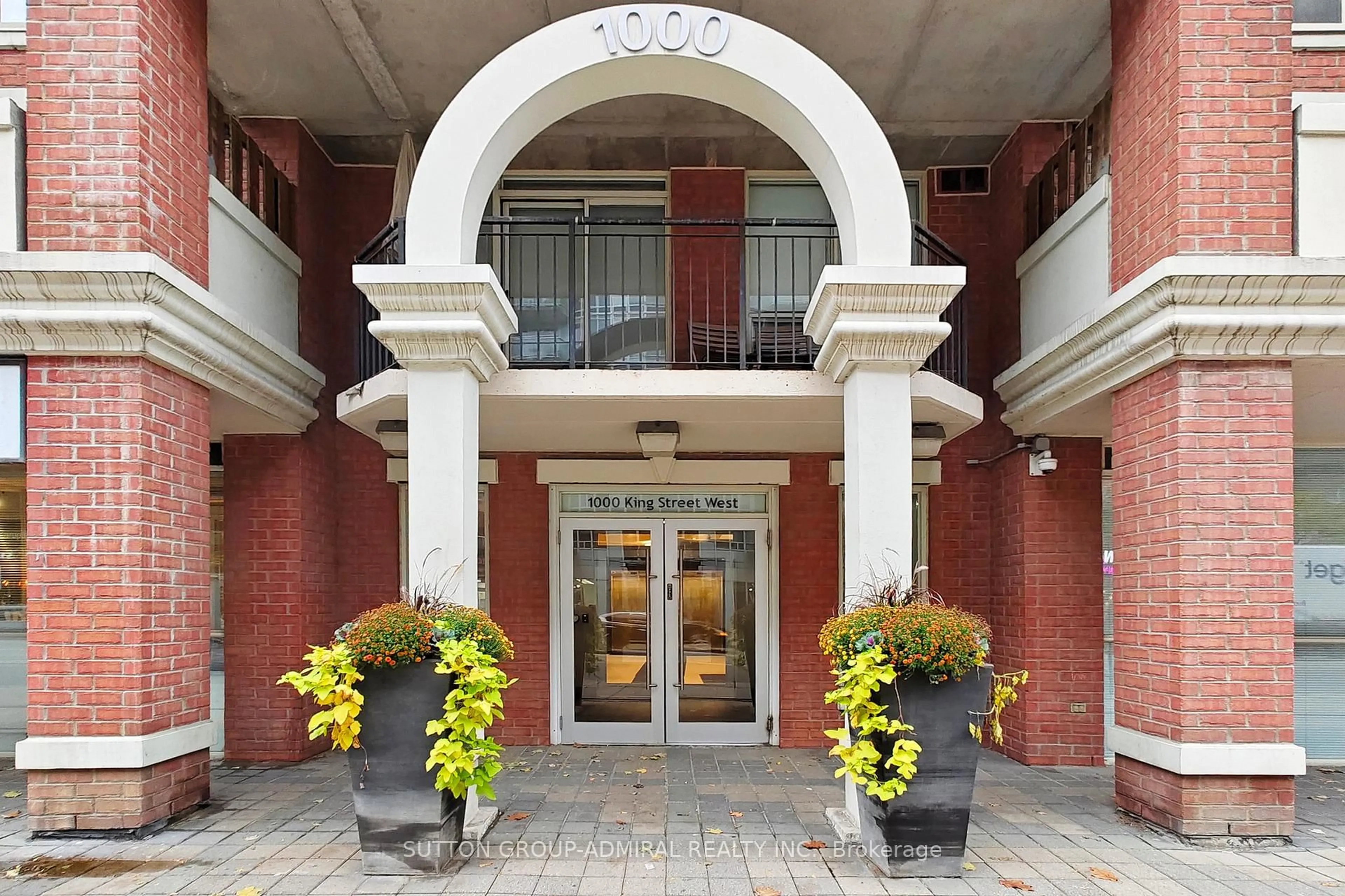 Indoor foyer for 1000 King St #321, Toronto Ontario M6K 3N1