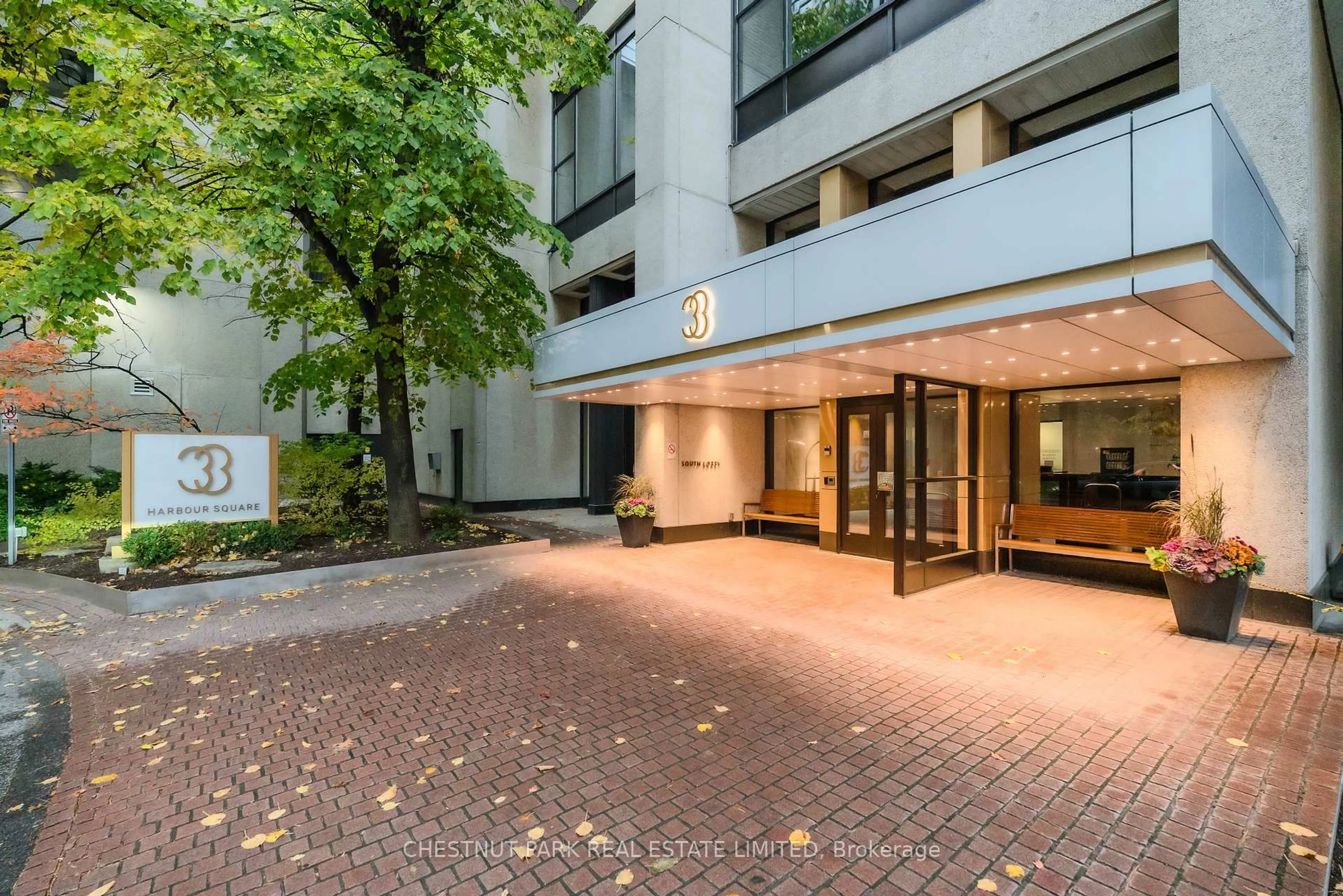 Indoor foyer for 33 Harbour Sq #2038, Toronto Ontario M5J 2G2