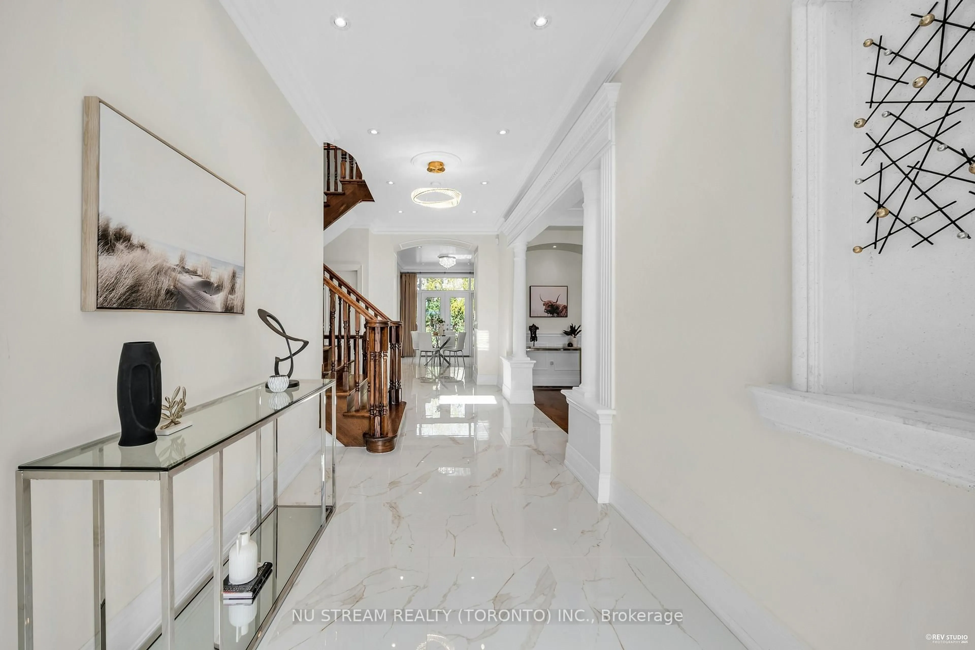 Indoor foyer for 170 Florence Ave, Toronto Ontario M2N 1G4