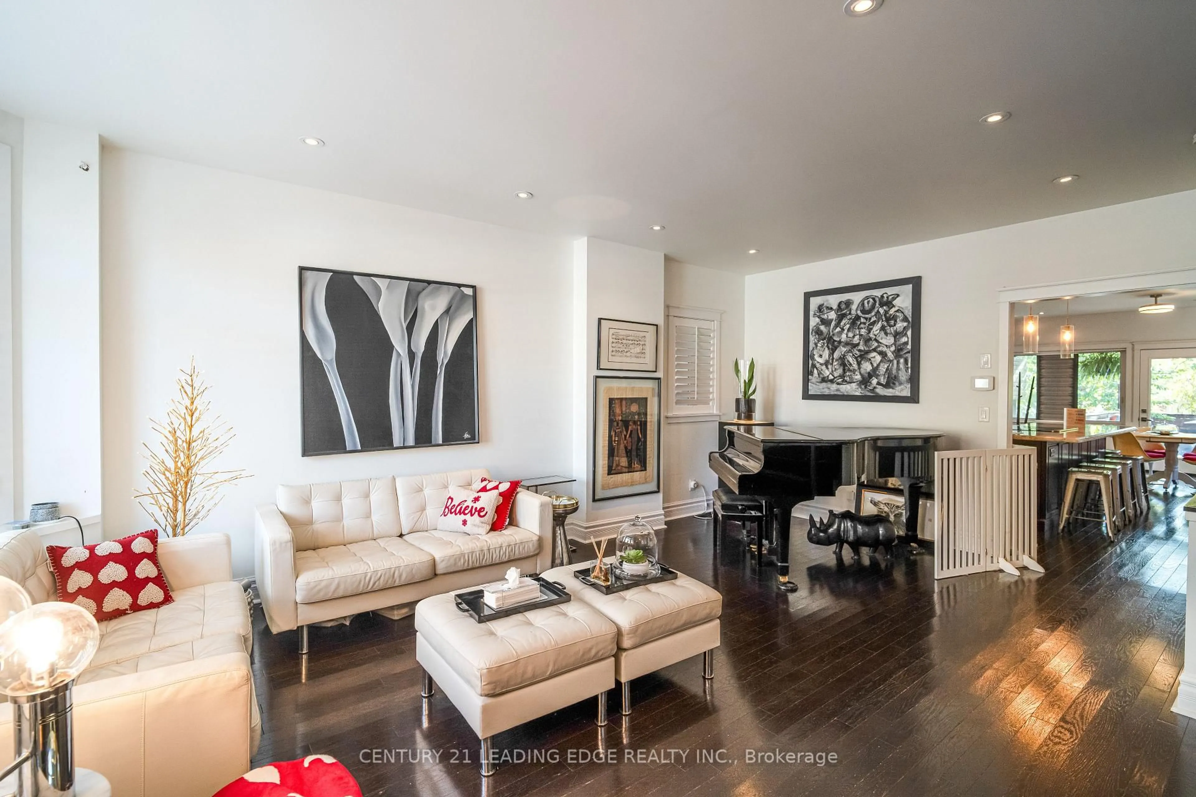 Living room with furniture, wood/laminate floor for 137 PARKVIEW Ave, Toronto Ontario M2N 3Y6