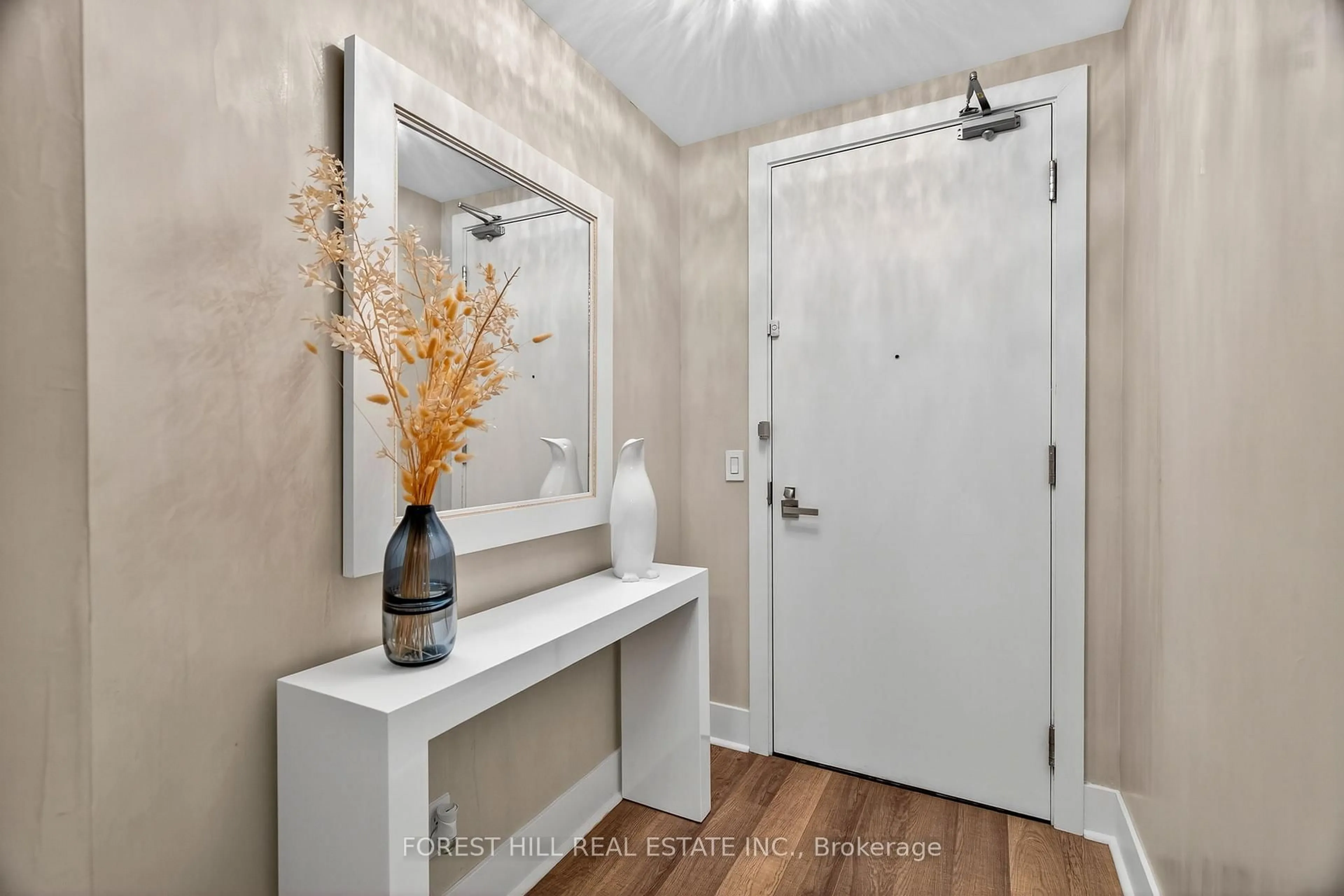 Indoor entryway for 32 Davenport Rd #2207, Toronto Ontario M5R 0B5