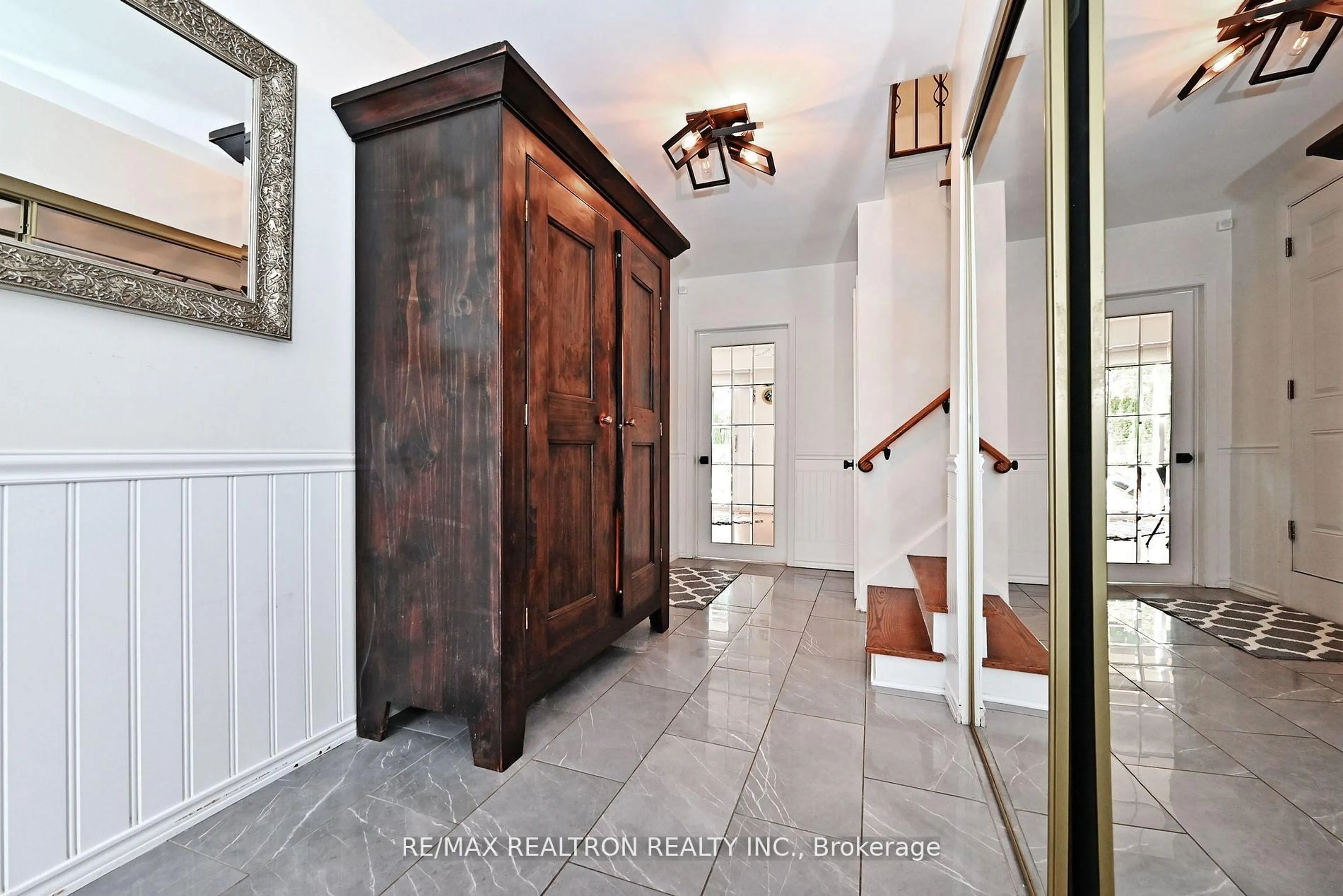 Indoor entryway for 9 Karen Rd, Toronto Ontario M3A 3L5