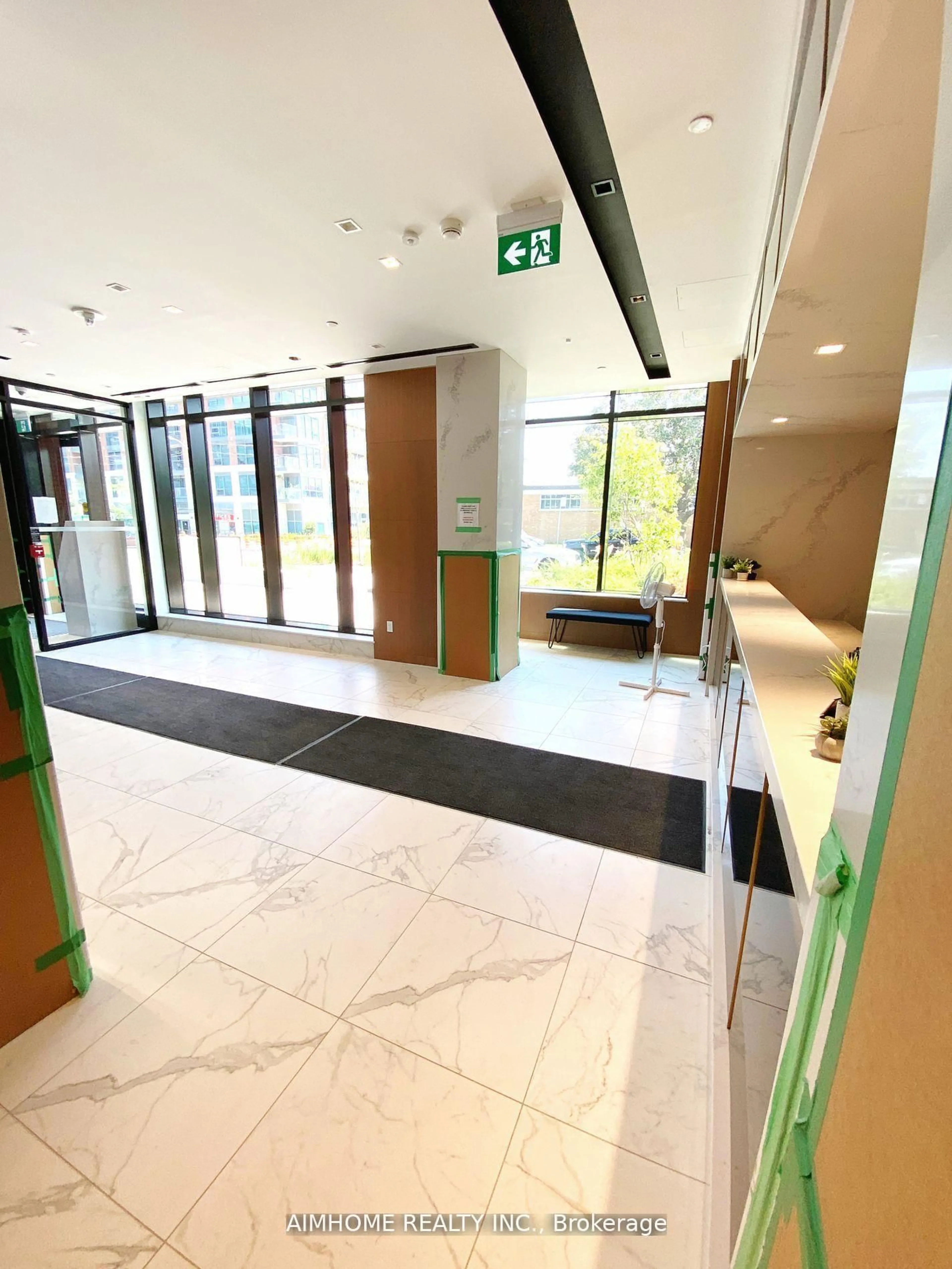 Indoor foyer for 8 TIPPETT Rd #1017, Toronto Ontario M3H 0E7