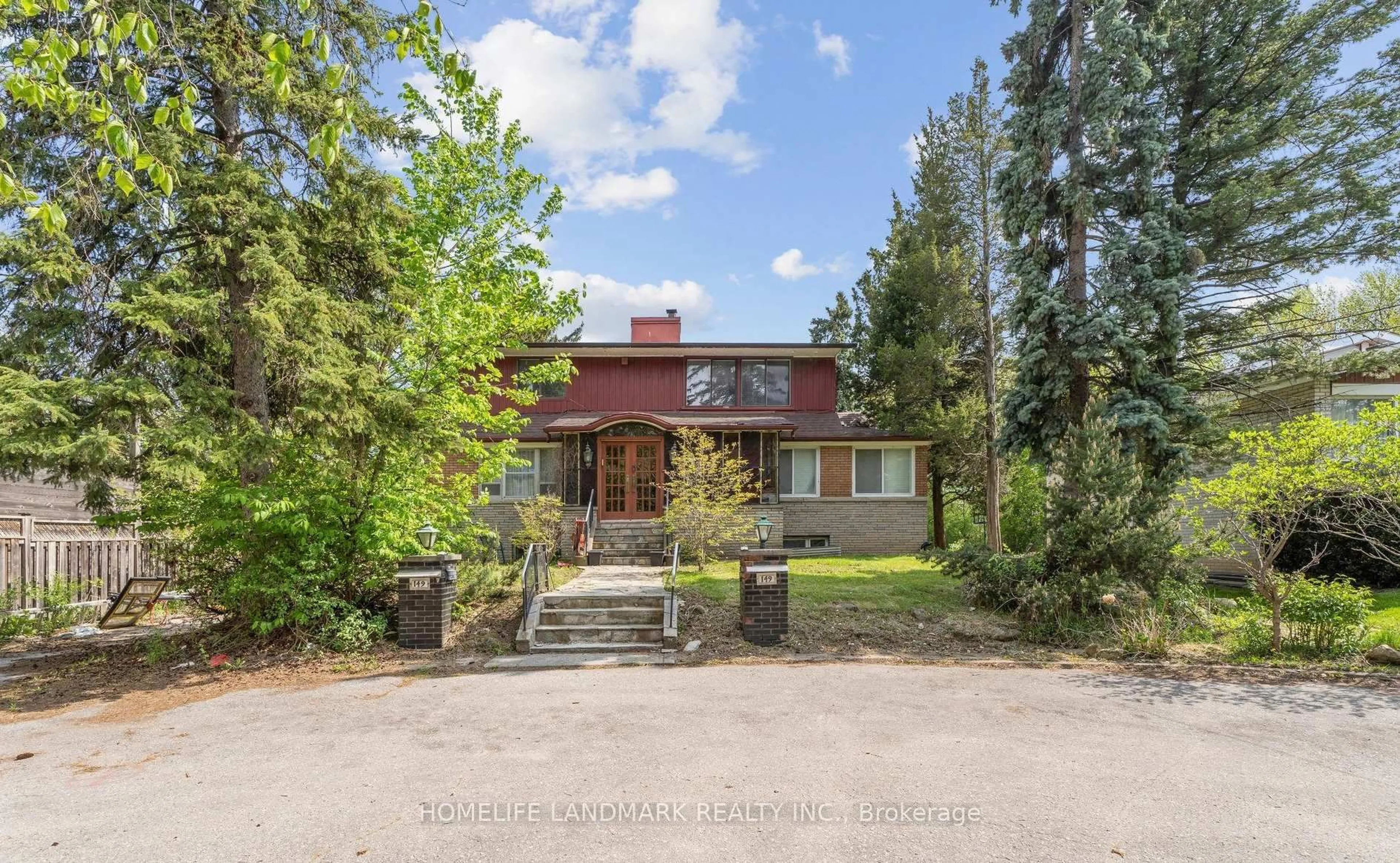 A pic from outside/outdoor area/front of a property/back of a property/a pic from drone, street for 149 Clanton Park Rd, Toronto Ontario M3H 2E6