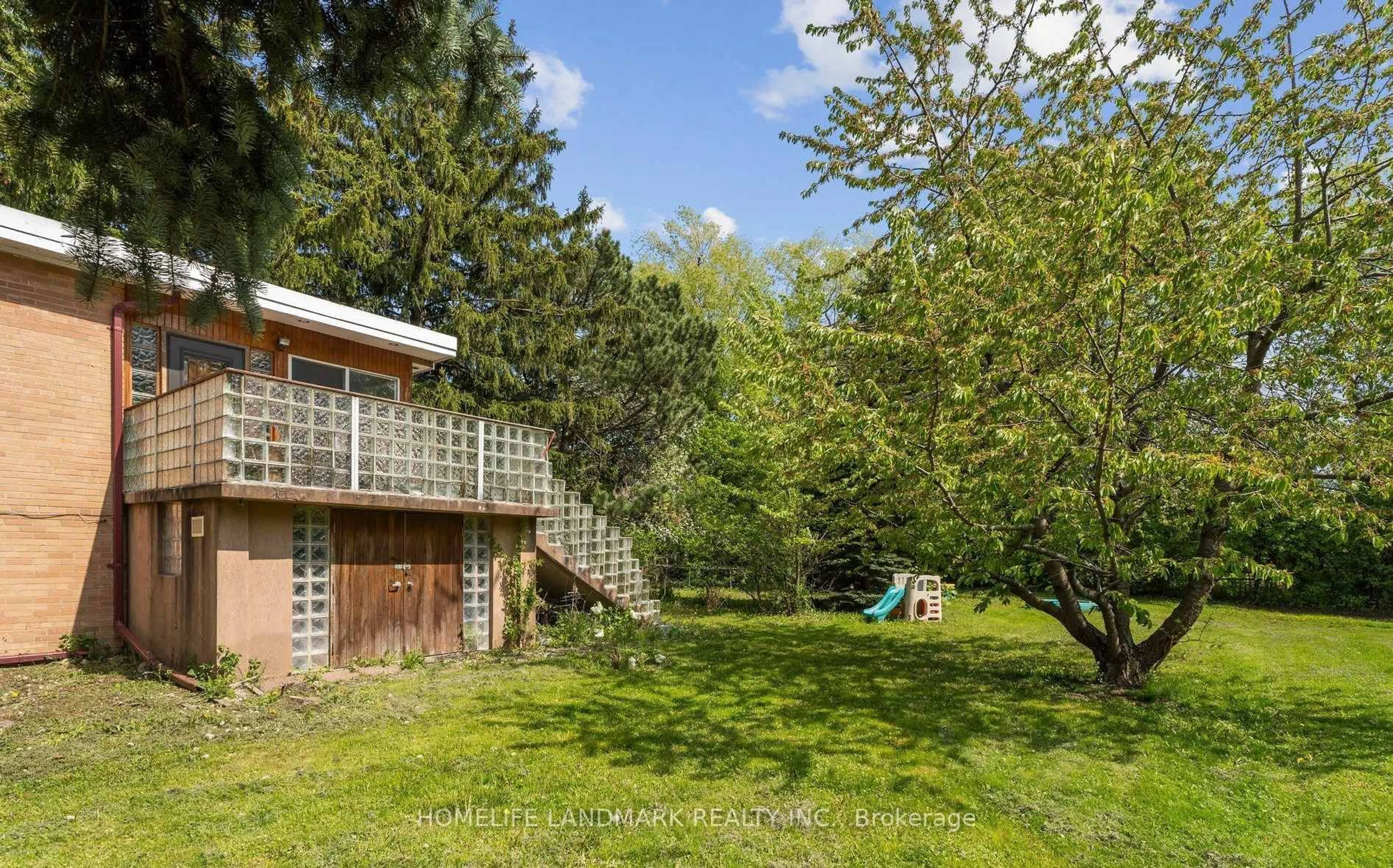 Patio, forest/trees view for 149 Clanton Park Rd, Toronto Ontario M3H 2E6
