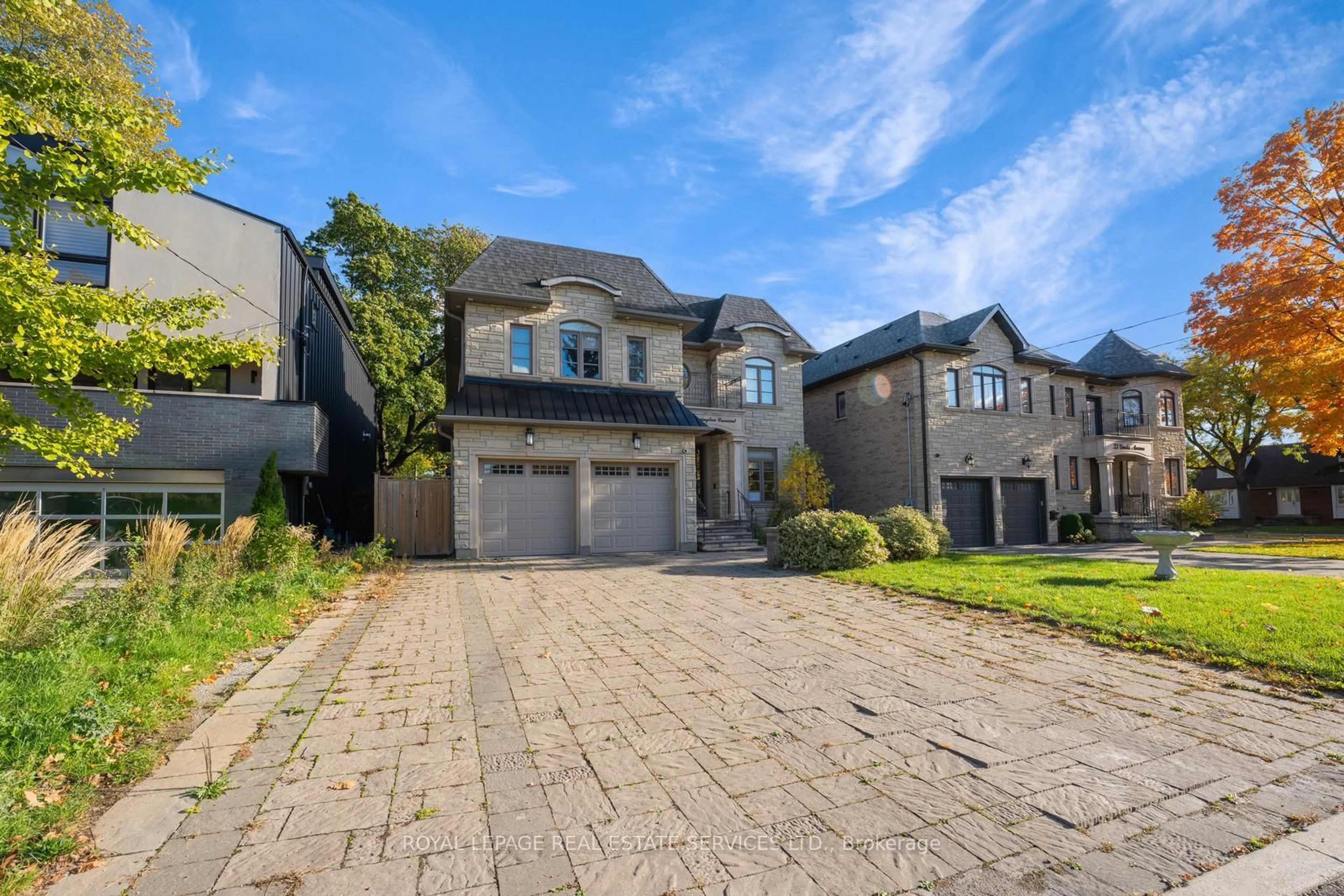 A pic from outside/outdoor area/front of a property/back of a property/a pic from drone, street for 19 Irvington Cres, Toronto Ontario M2N 2Z2
