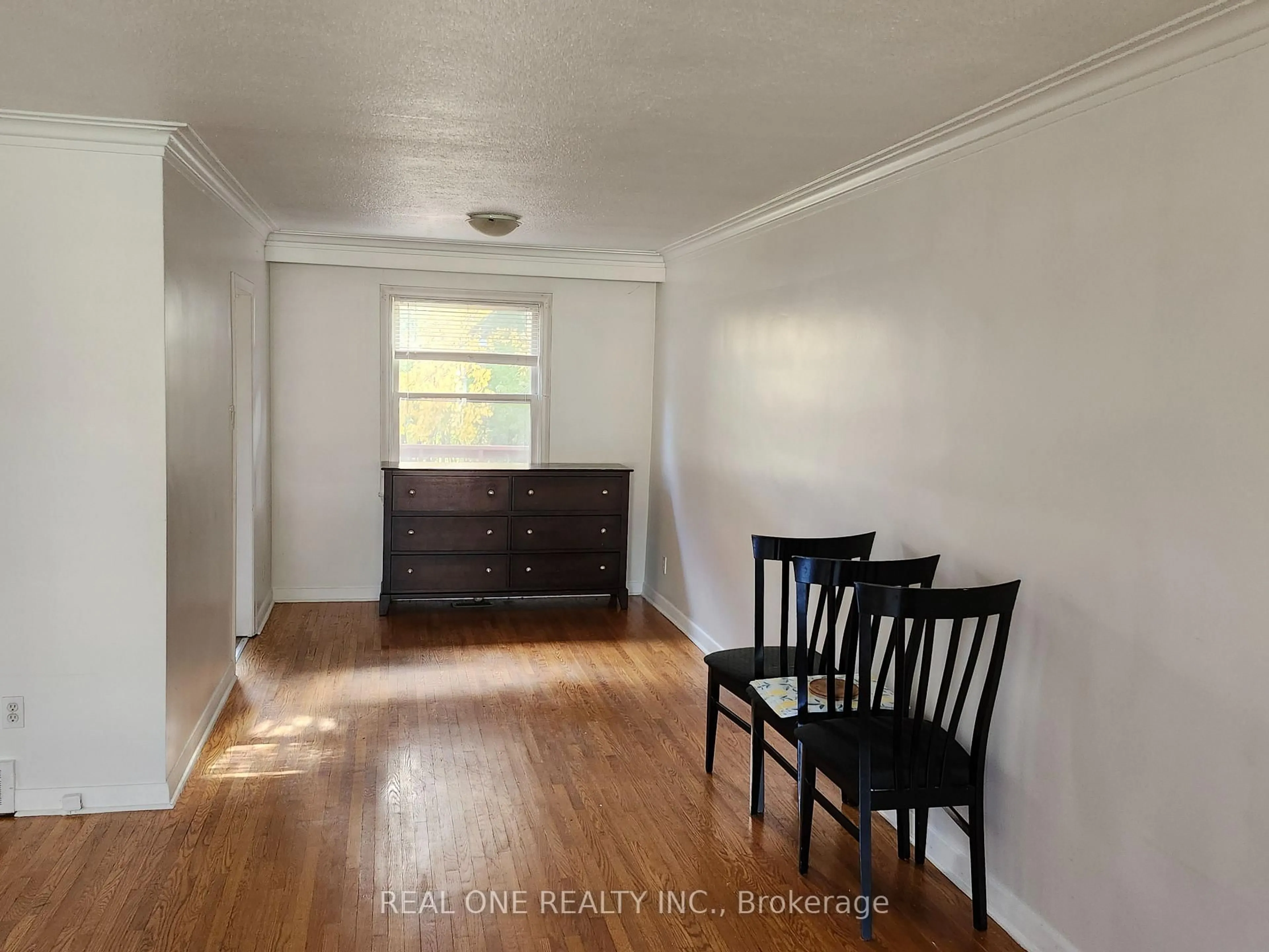 A pic of a room for 33 Urbandale Ave, Toronto Ontario M2M 2G9