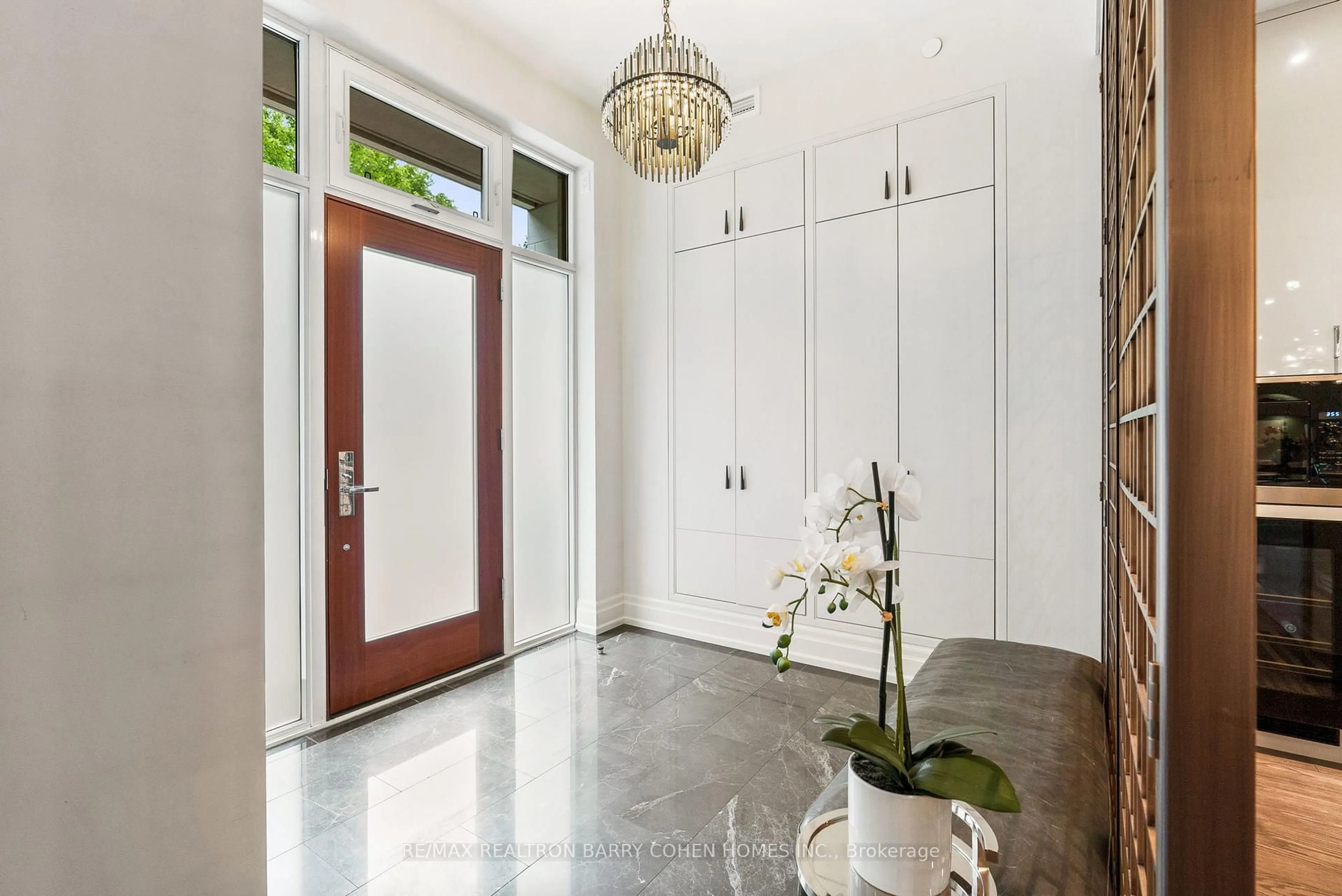 Indoor entryway for 133 Pears Ave, Toronto Ontario M5R 1T3