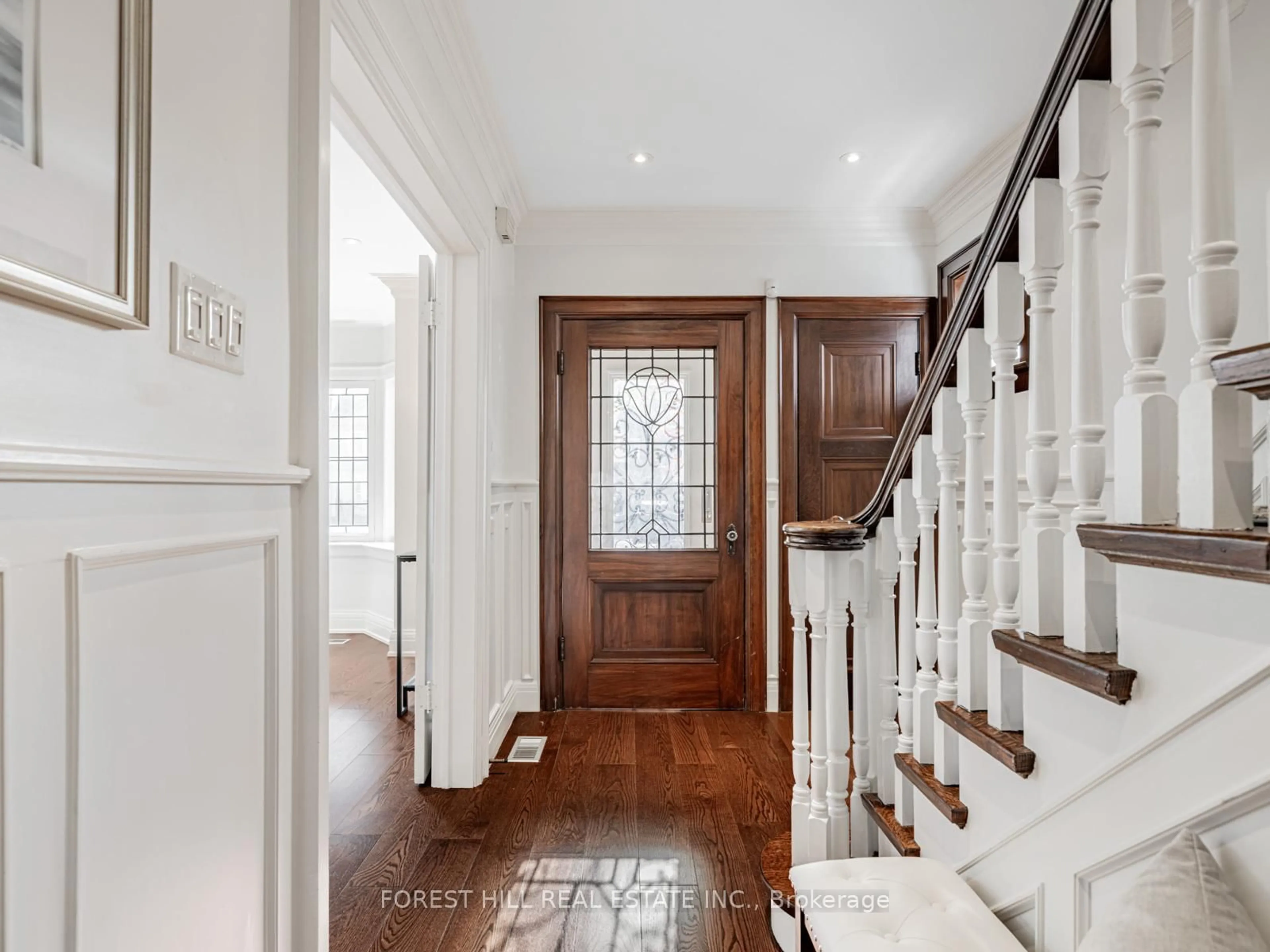 Indoor entryway for 582 Briar Hill Ave, Toronto Ontario M5N 1M9
