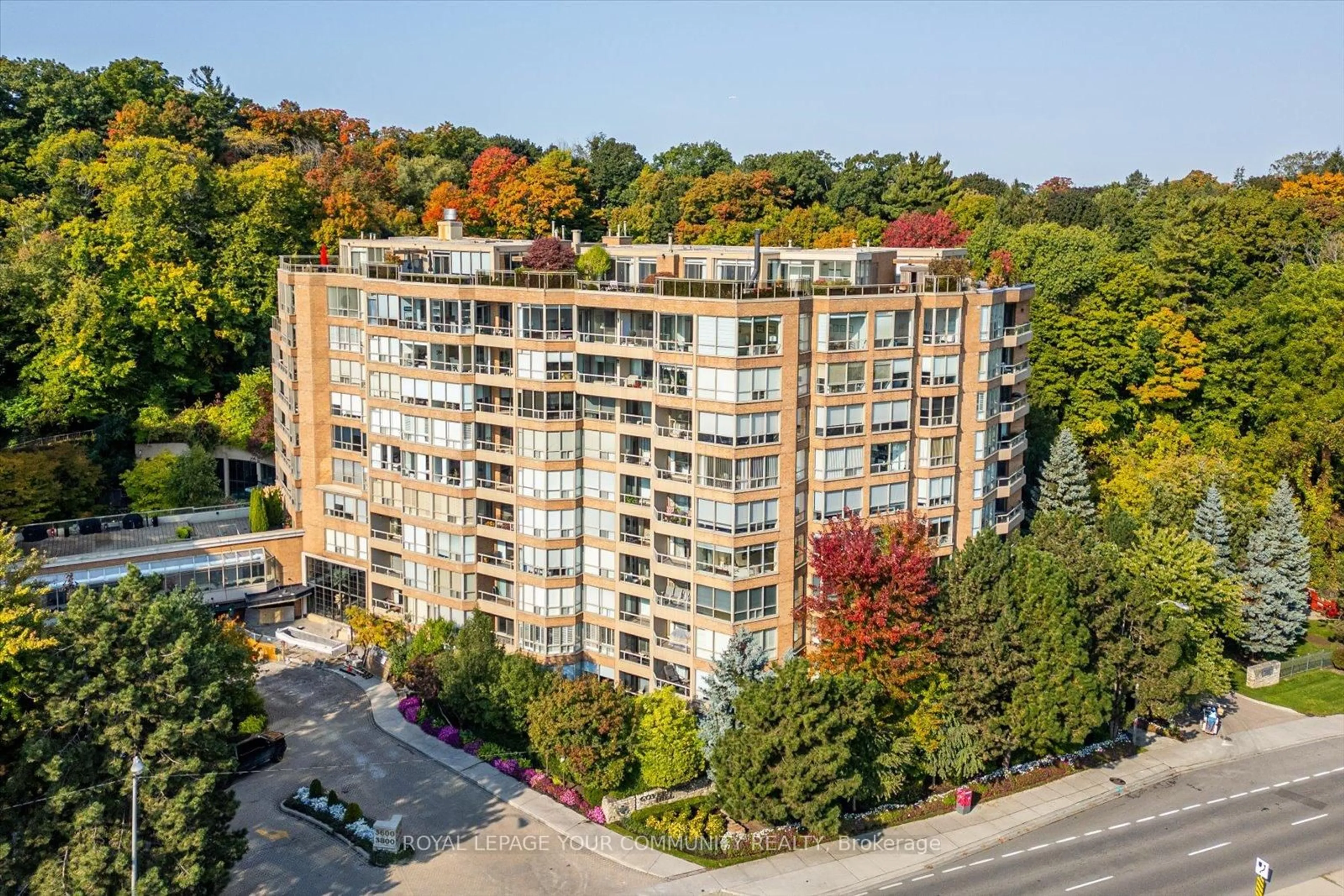 A pic from outside/outdoor area/front of a property/back of a property/a pic from drone, city buildings view from balcony for 3800 Yonge St #PH15, Toronto Ontario M4N 3P7
