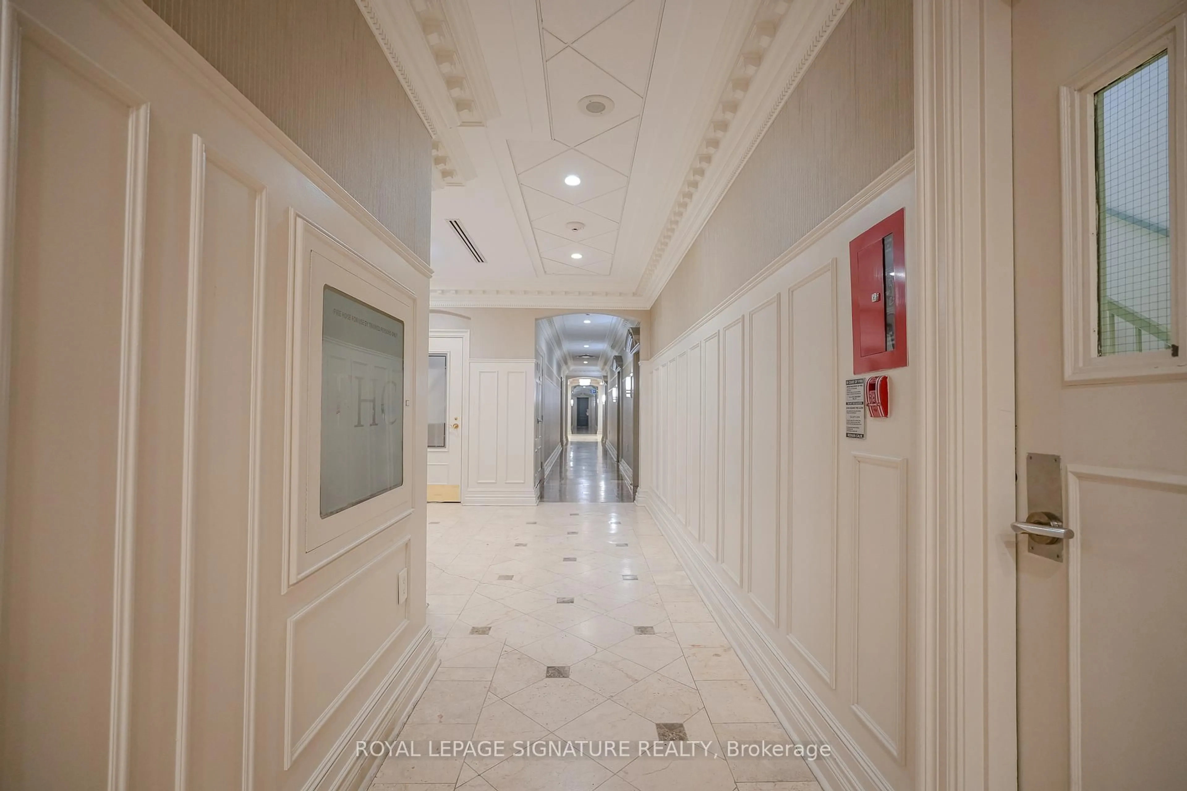 Indoor foyer for 88 Grandview Way #115, Toronto Ontario M2N 6V6