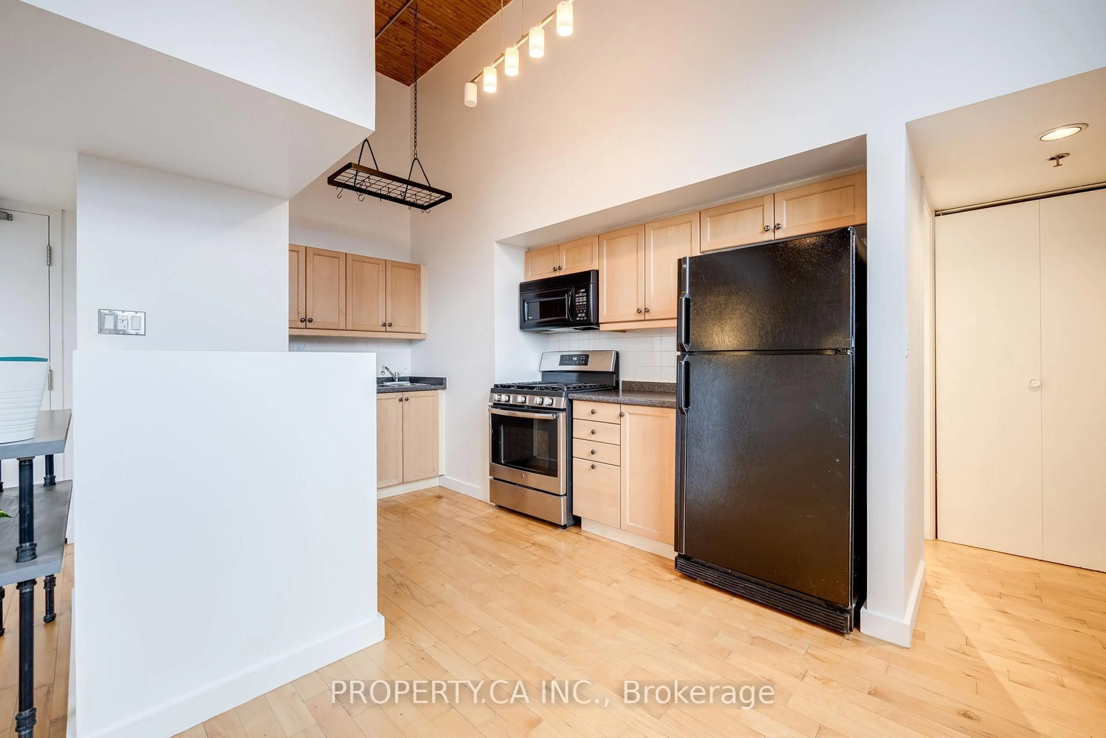 Standard kitchen, unknown for 426 Queen St #403, Toronto Ontario M5A 1T4