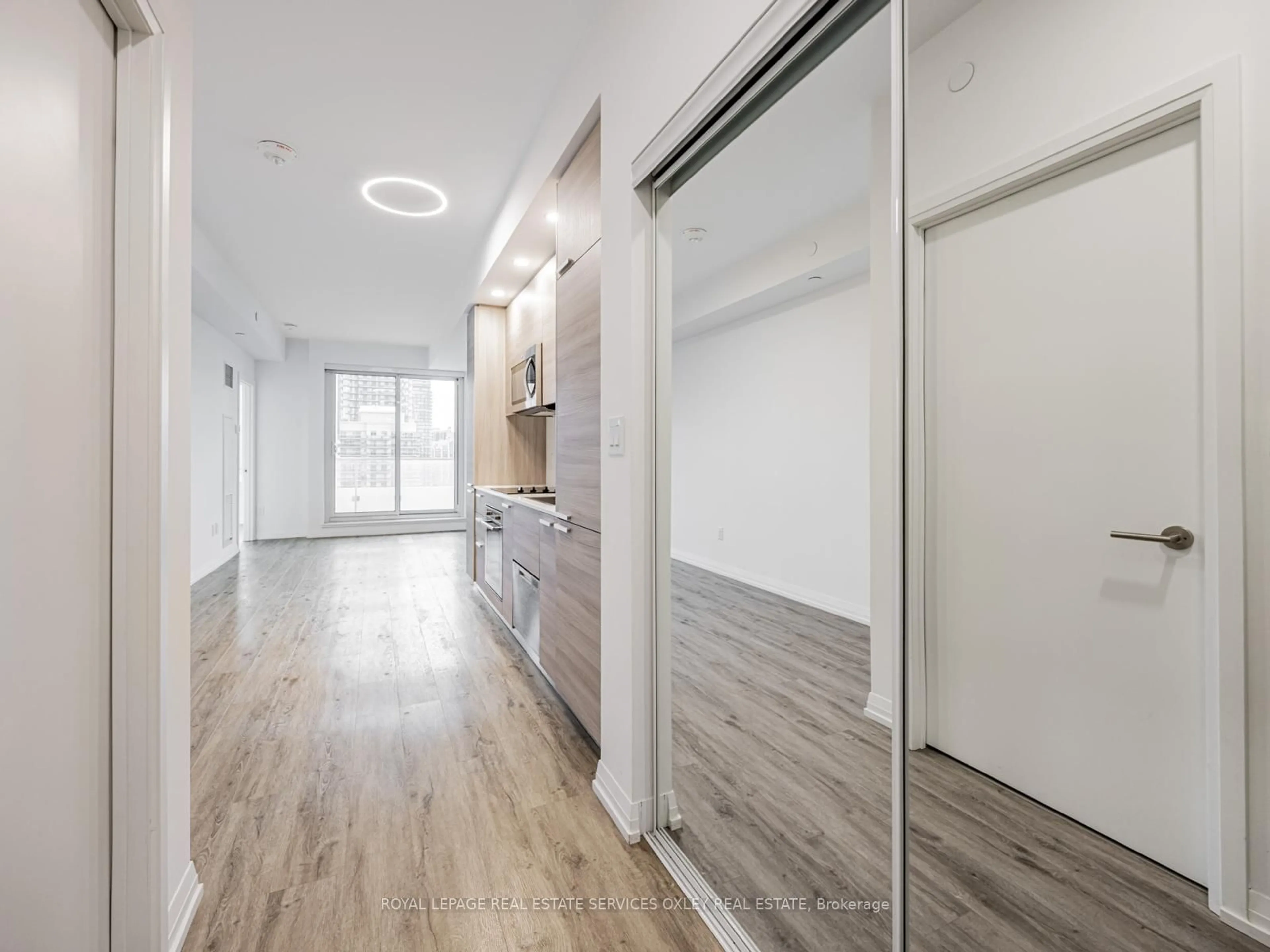 Indoor entryway for 75 Canterbury Pl #1603, Toronto Ontario M2N 2N1