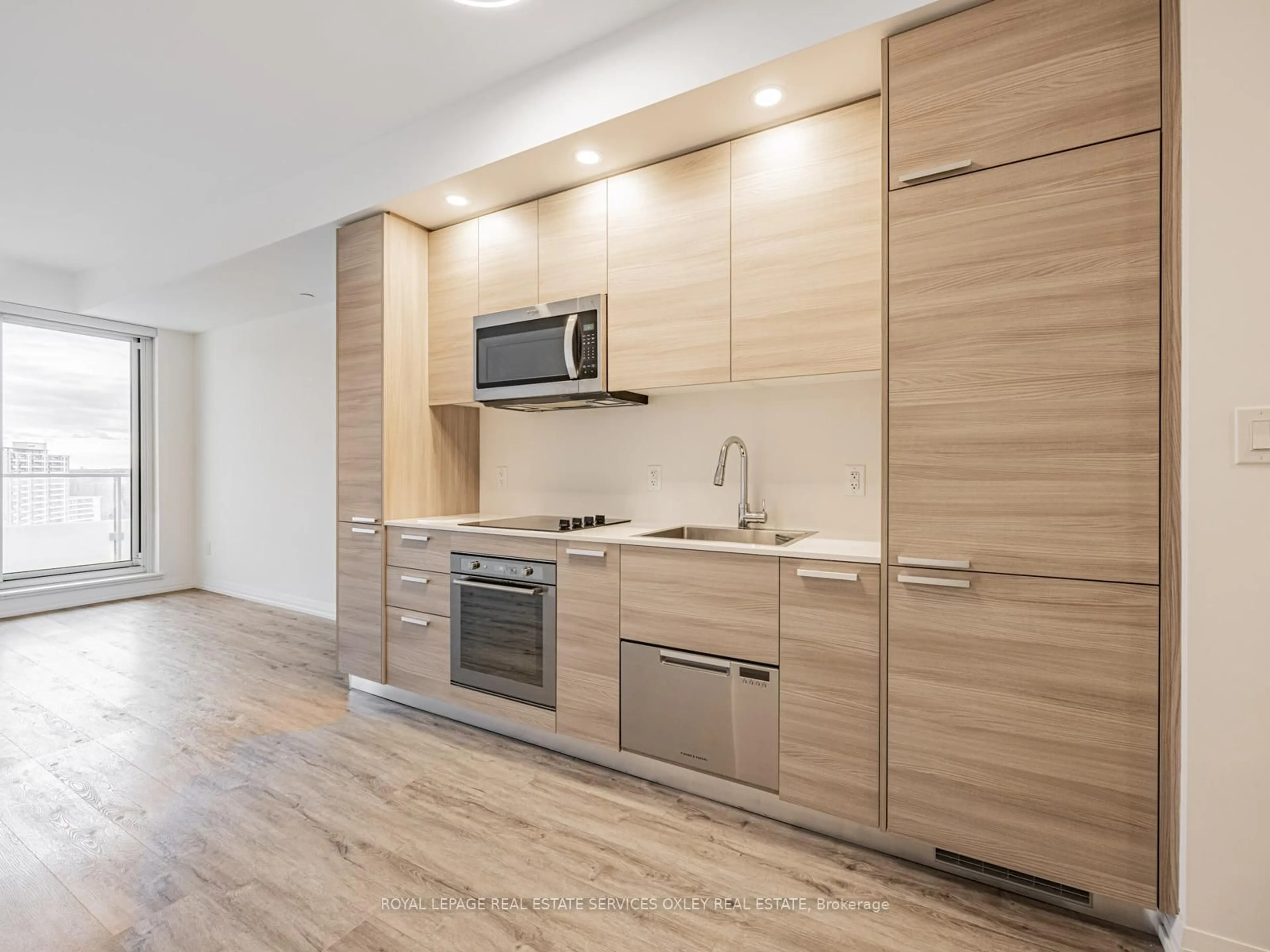 Standard kitchen, wood/laminate floor for 75 Canterbury Pl #1603, Toronto Ontario M2N 2N1