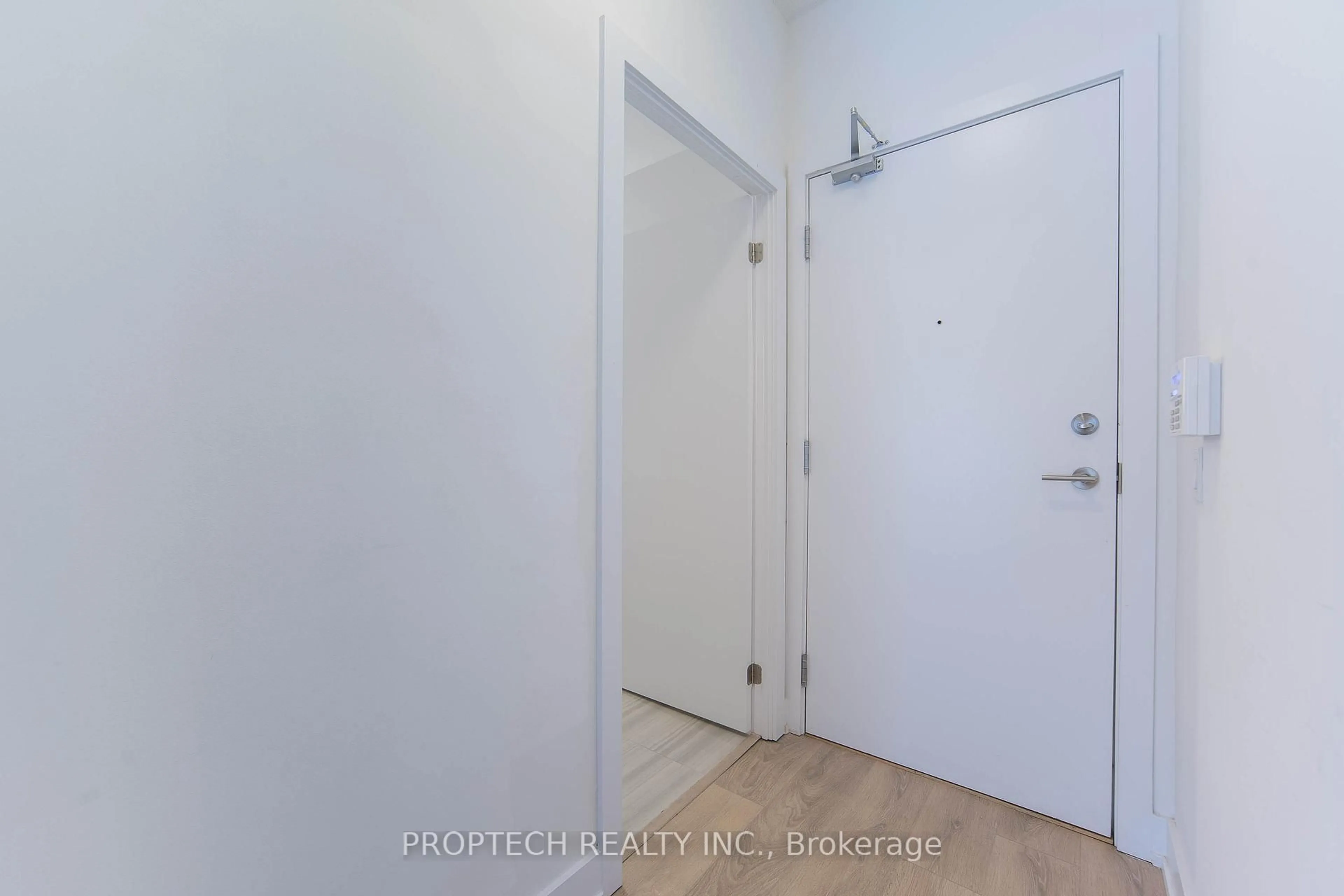 Indoor entryway for 128 Fairview Mall Dr #207, Toronto Ontario M2J 0E8