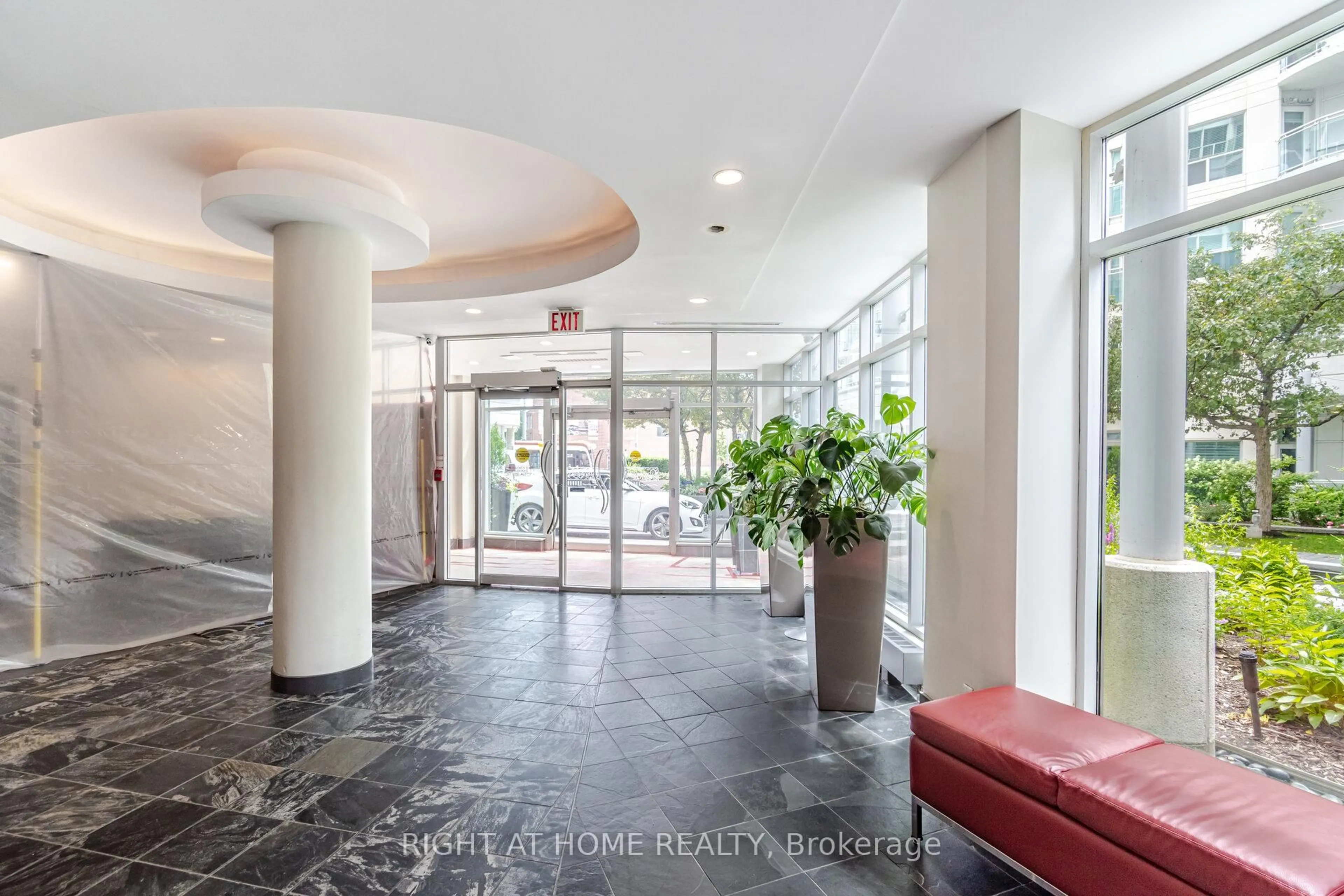 Indoor foyer for 600 Queens Quay #219, Toronto Ontario M5V 3M3