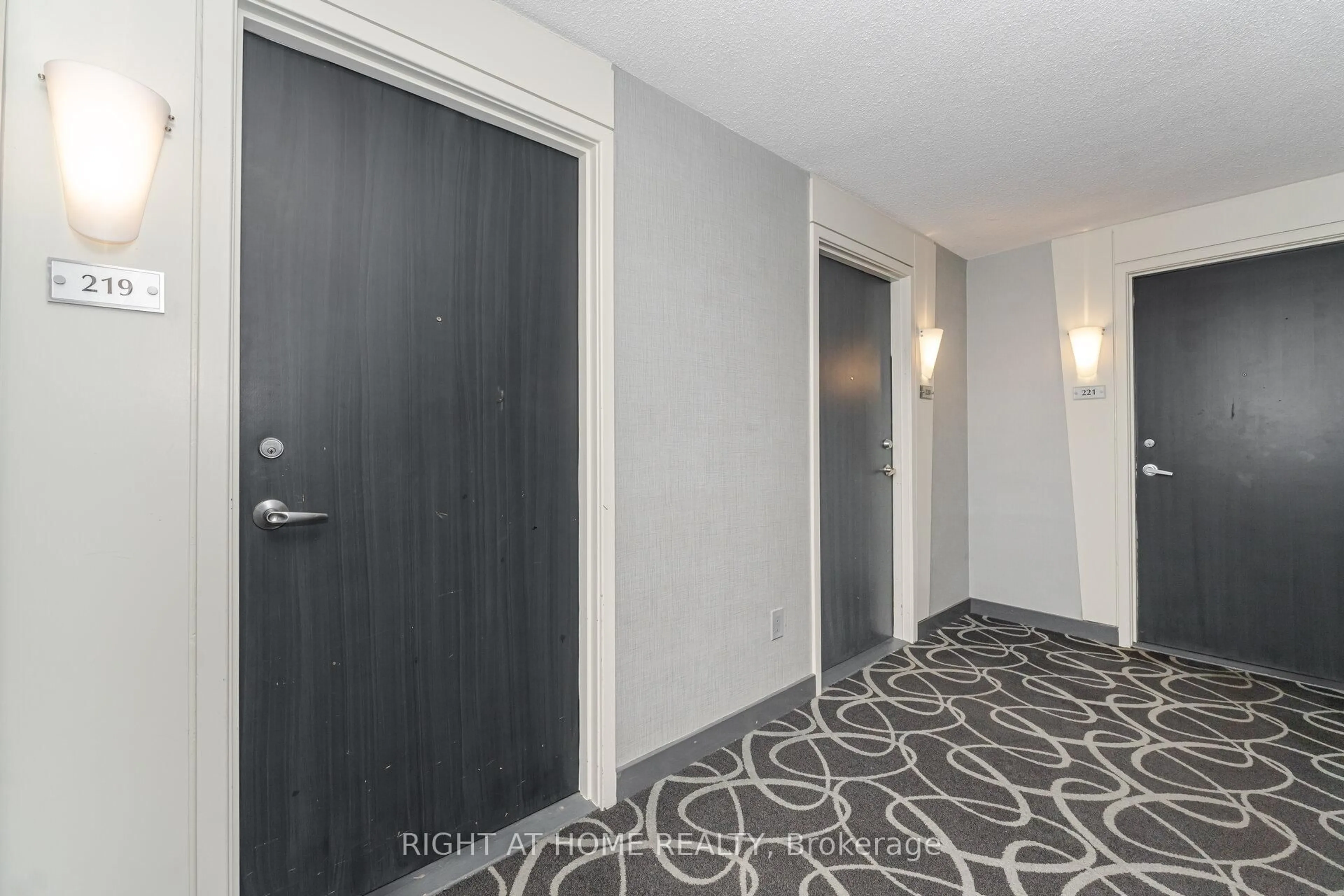 Indoor foyer for 600 Queens Quay #219, Toronto Ontario M5V 3M3