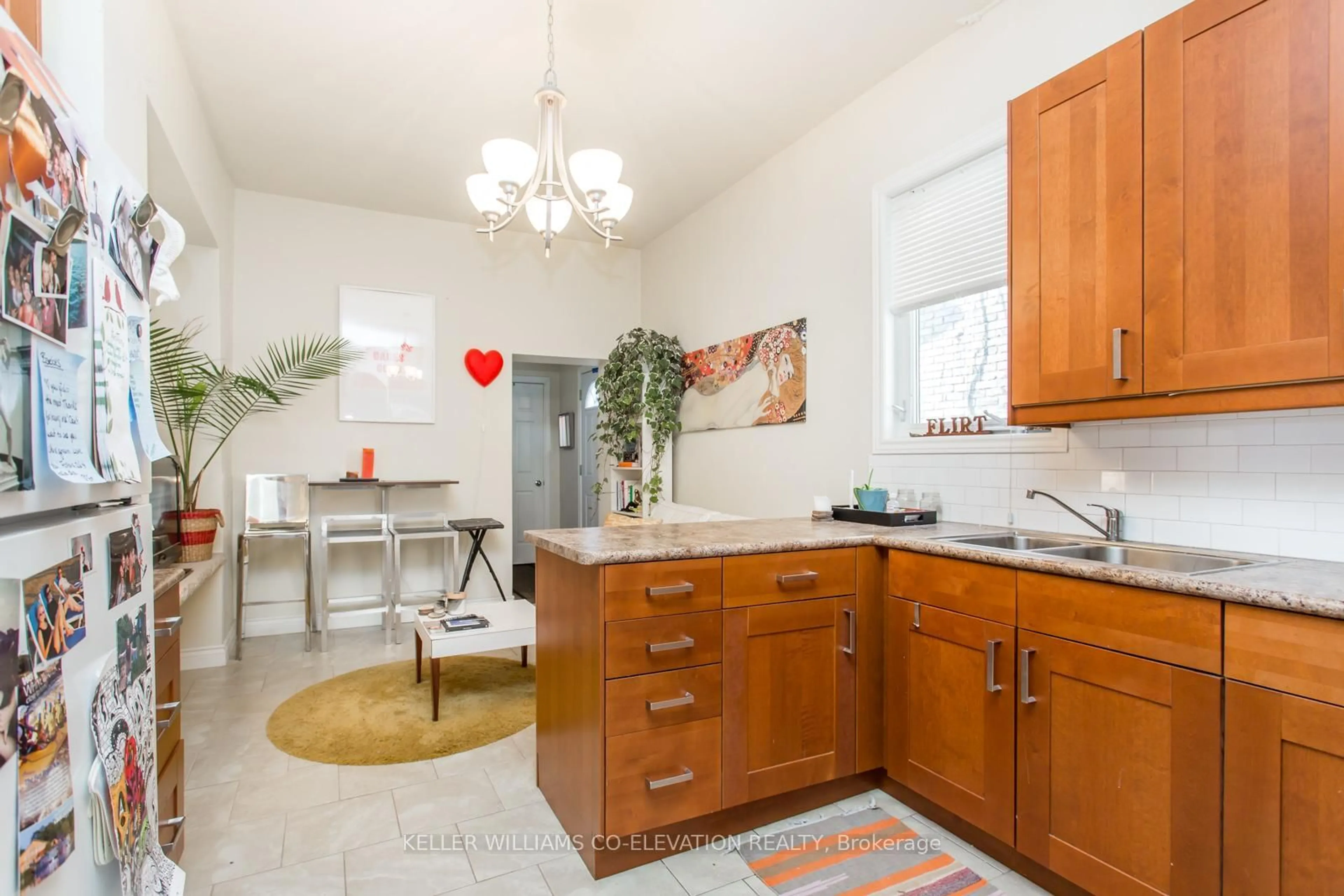 Standard kitchen, ceramic/tile floor for 157 Argyle St, Toronto Ontario M6J 1P2