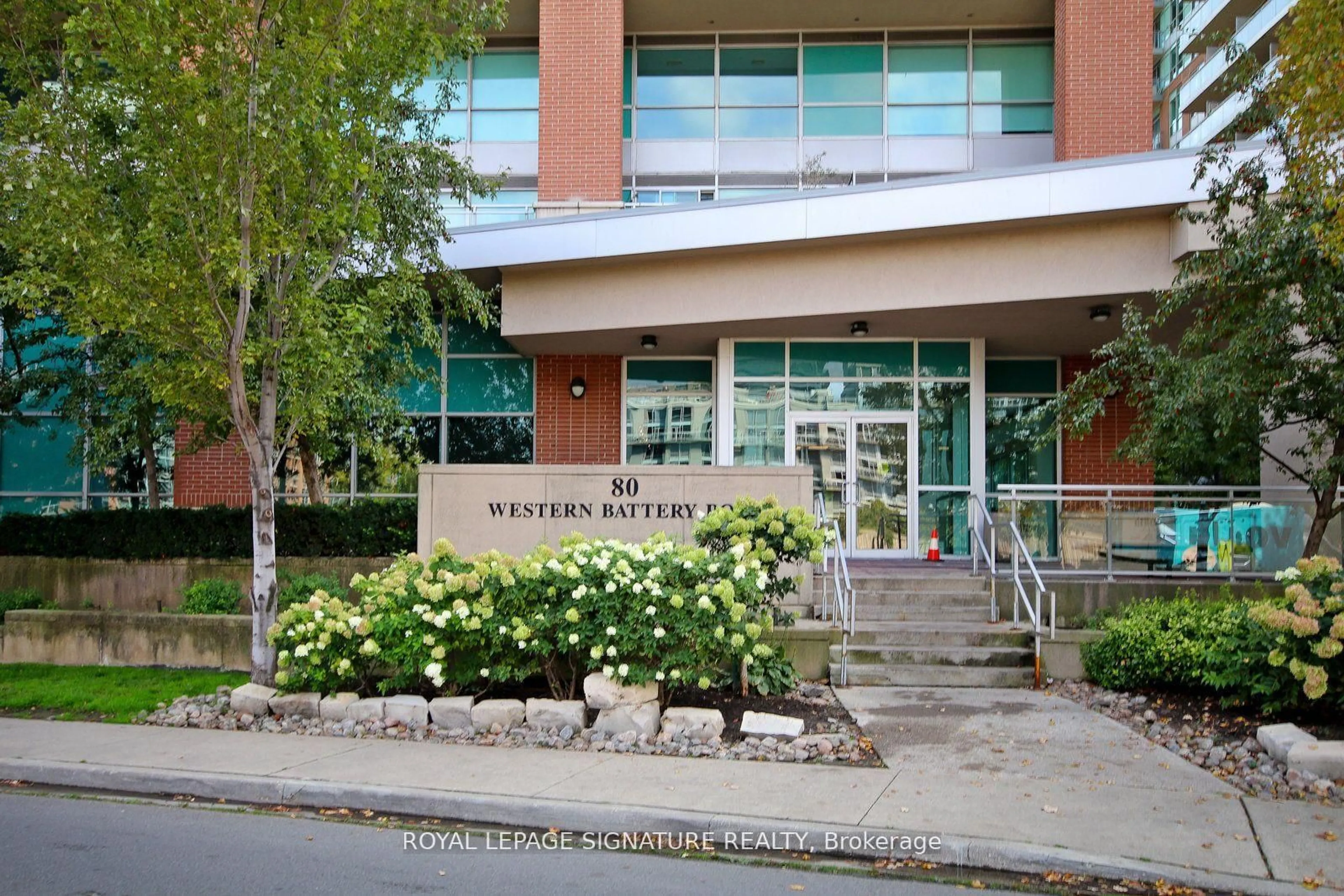 Indoor foyer for 80 Western Battery Rd #2105, Toronto Ontario M6K 3S1