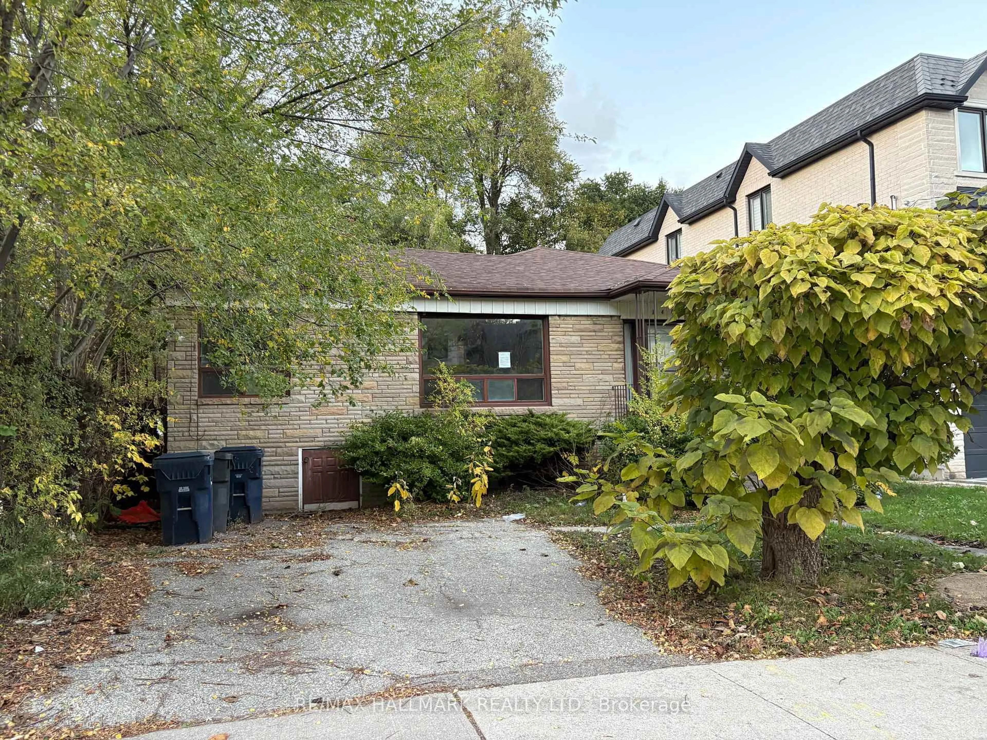 A pic from outside/outdoor area/front of a property/back of a property/a pic from drone, street for 146 Bannockburn Ave, Toronto Ontario M5M 2N5
