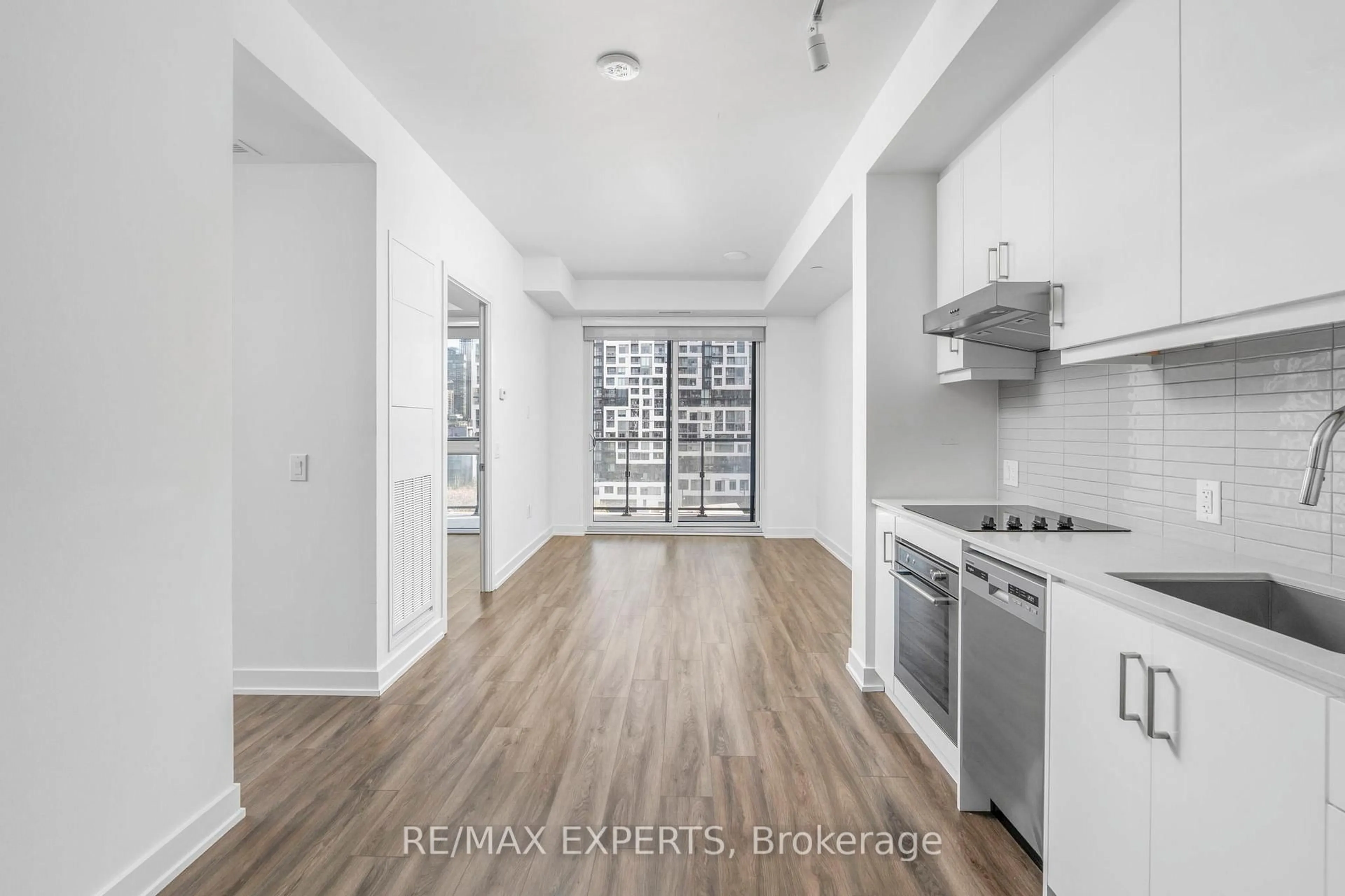 Standard kitchen, unknown for 9 Tecumseth St #818, Toronto Ontario M5V 0S5