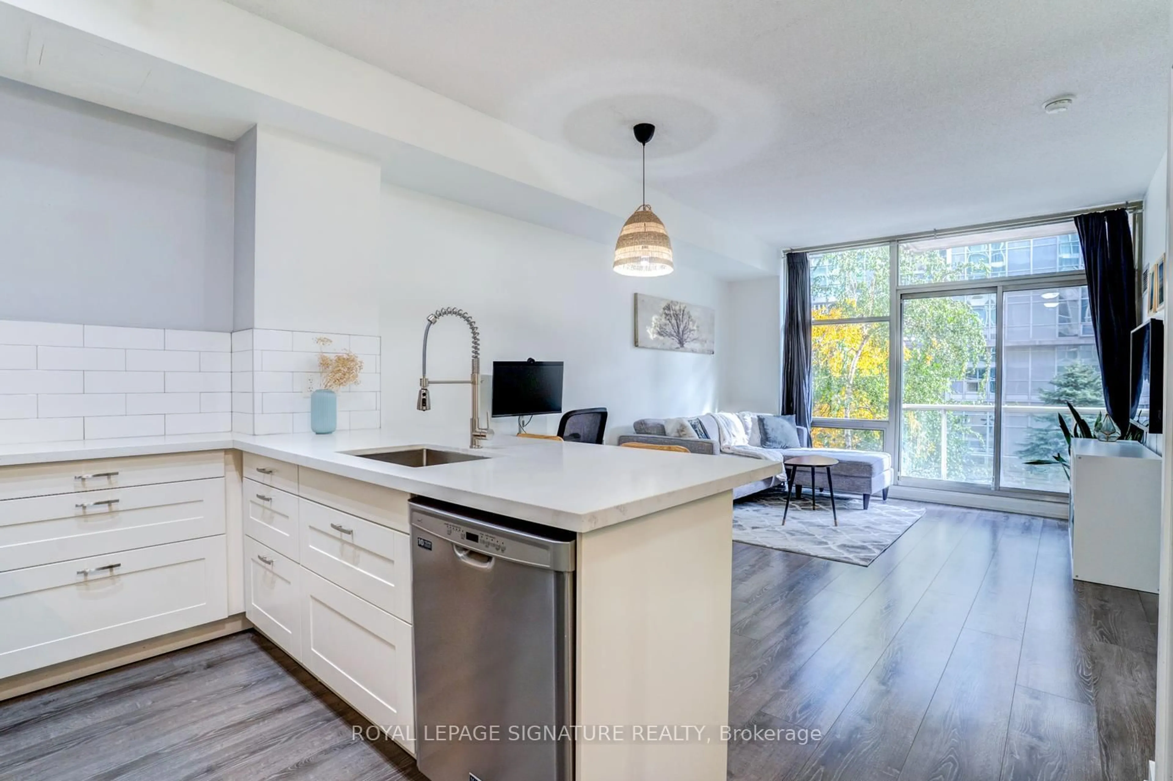 Open concept kitchen, unknown for 9 Spadina Ave #M09, Toronto Ontario M5V 3V5