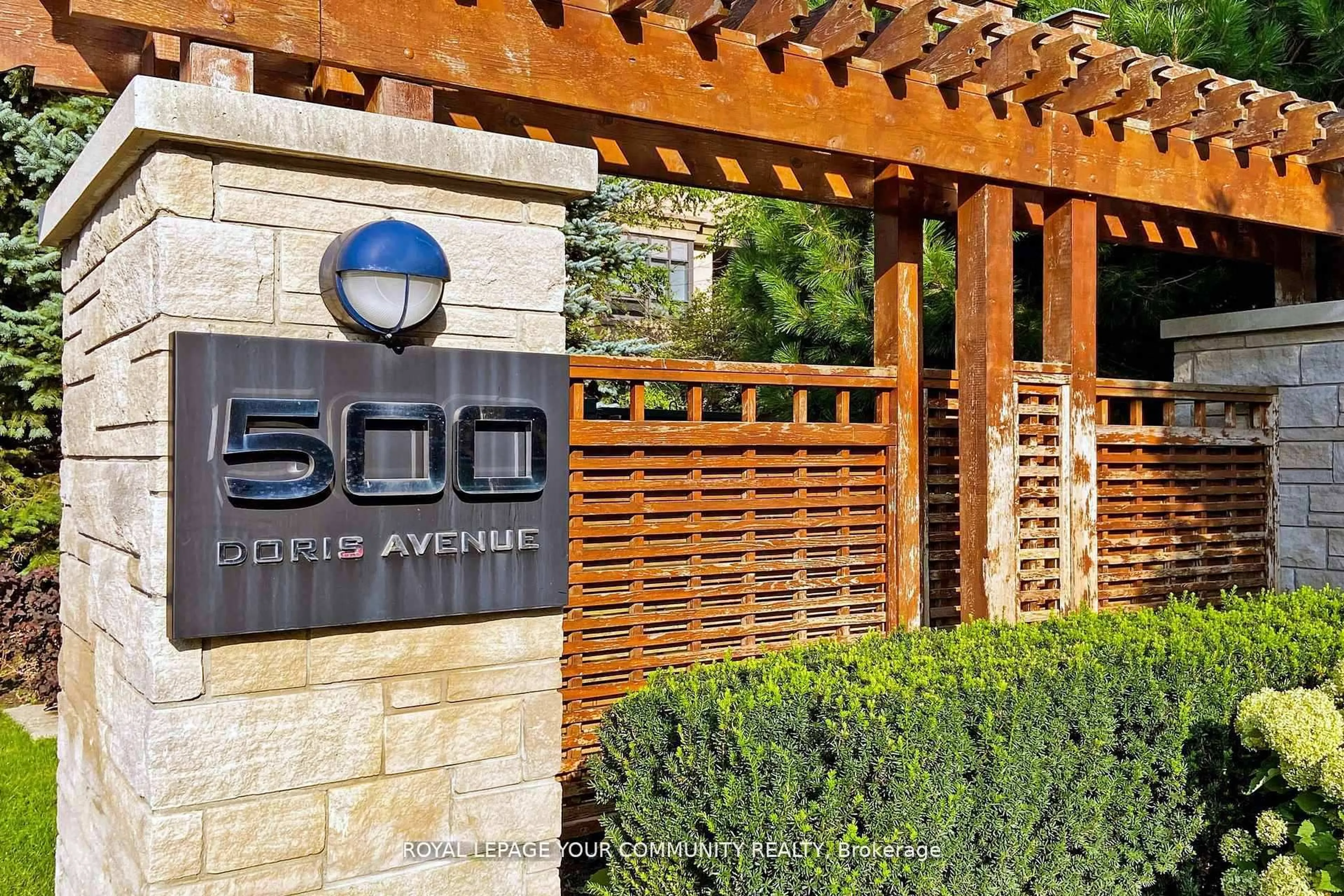 Patio, building for 500 Doris Ave #1719, Toronto Ontario M2N 0C7