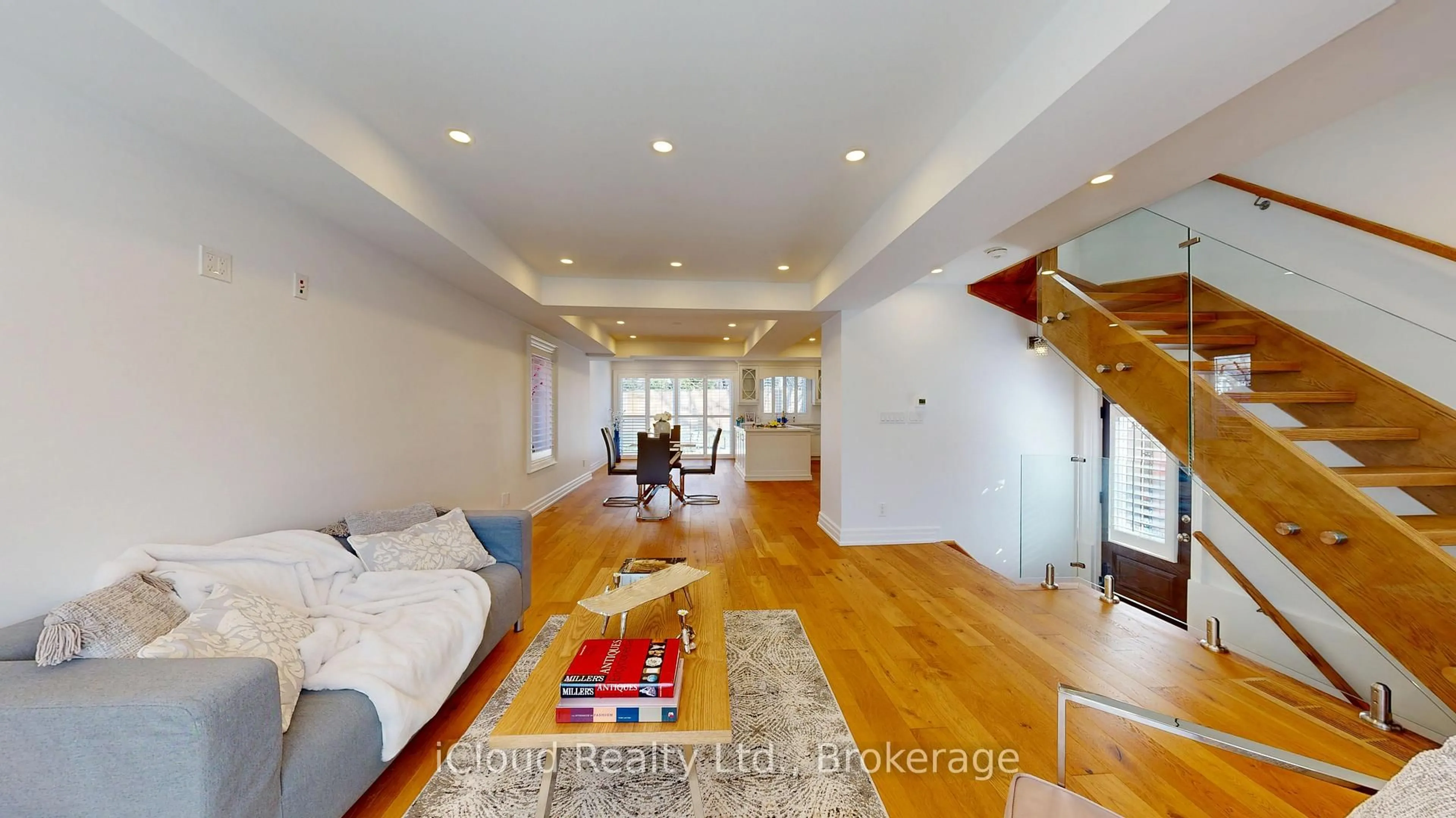 Indoor foyer for 98 Poyntz Ave, Toronto Ontario M2N 1J2