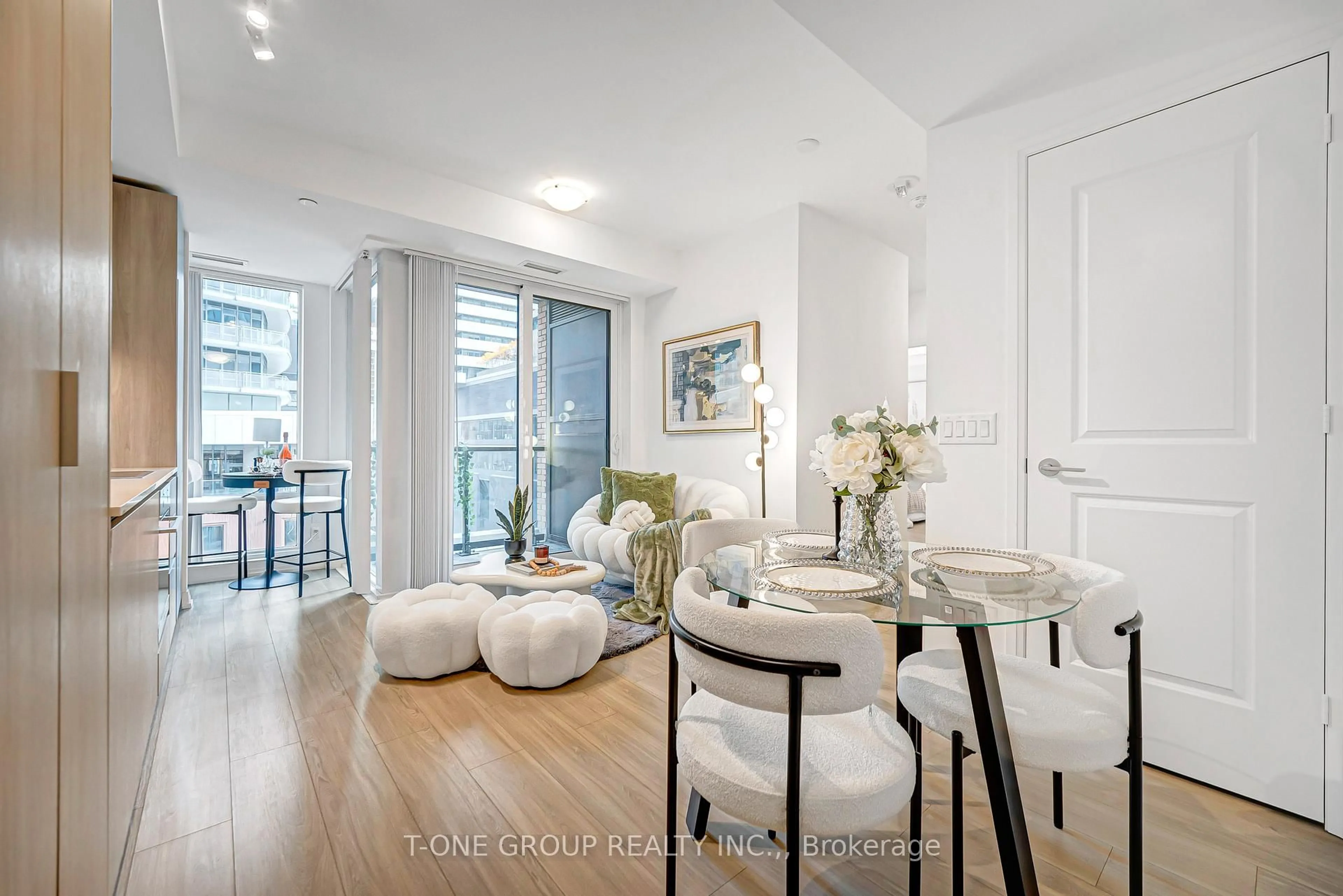 Unknown for 8 WIDMER St #808, Toronto Ontario M5V 2E7