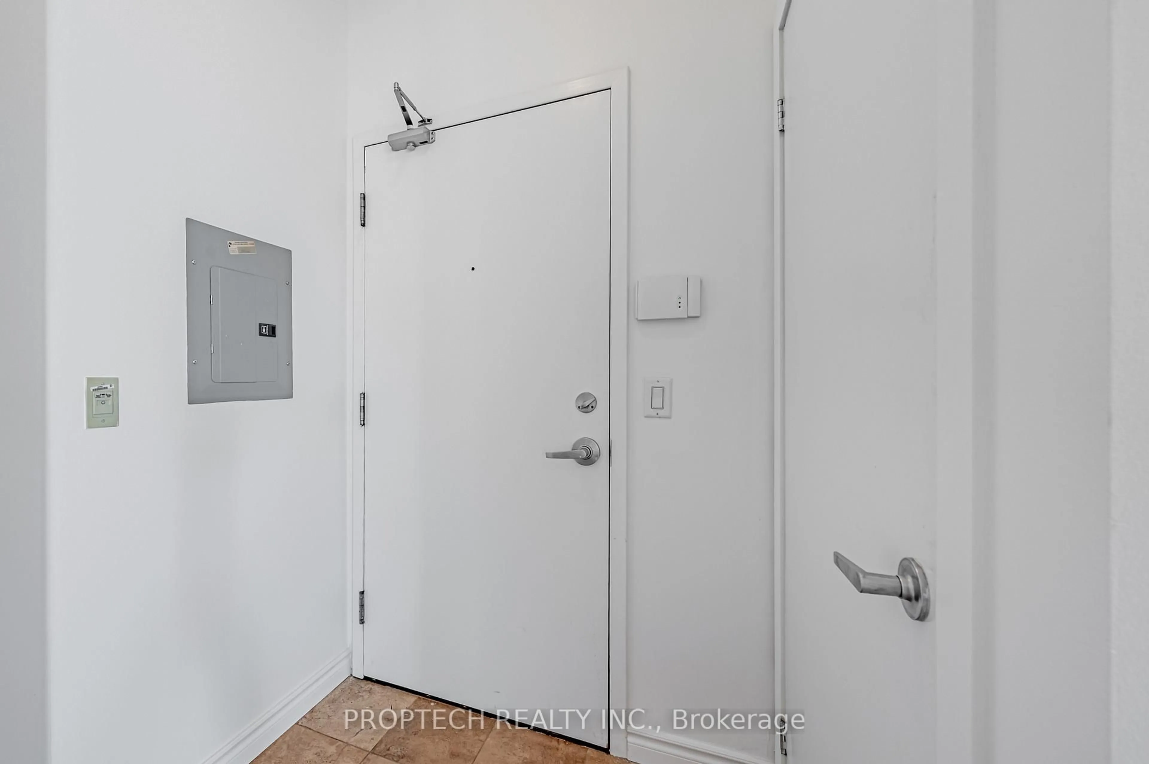 Indoor entryway for 218 Queens Quay #2005, Toronto Ontario M5J 2Y6