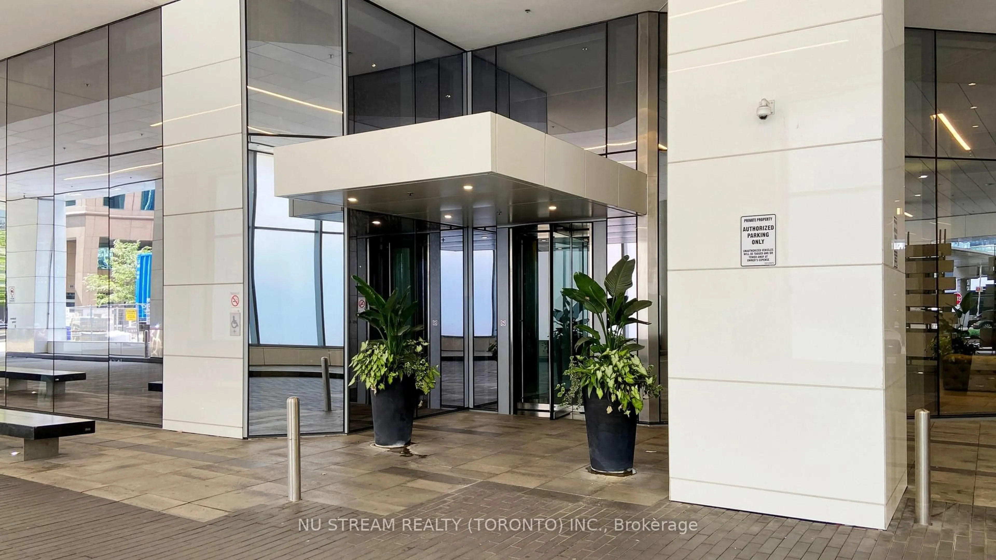 Indoor foyer for 100 Harbour St #PH101, Toronto Ontario M5J 0B5