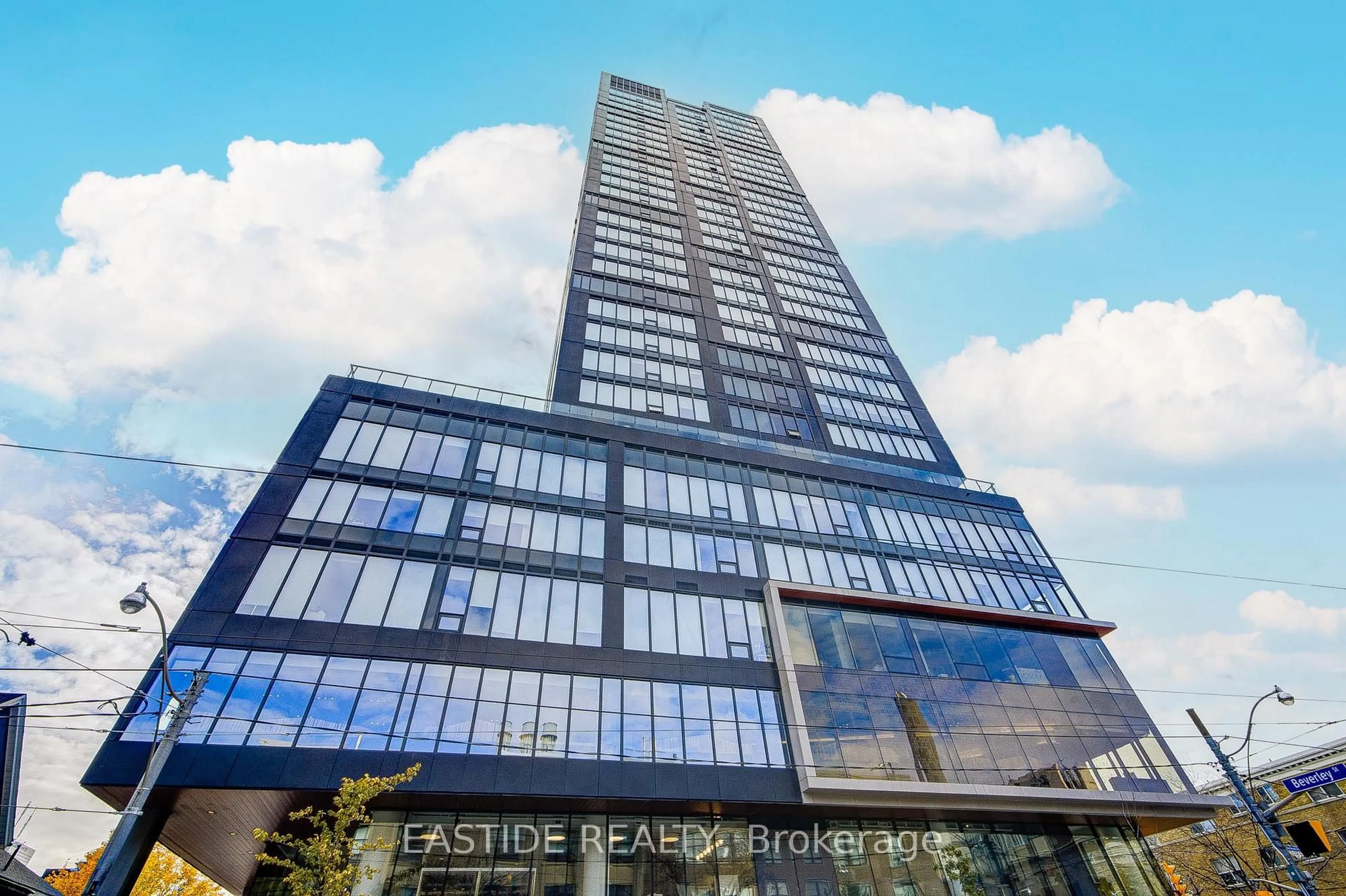 Indoor foyer for 203 College St #612, Toronto Ontario M5T 1P9