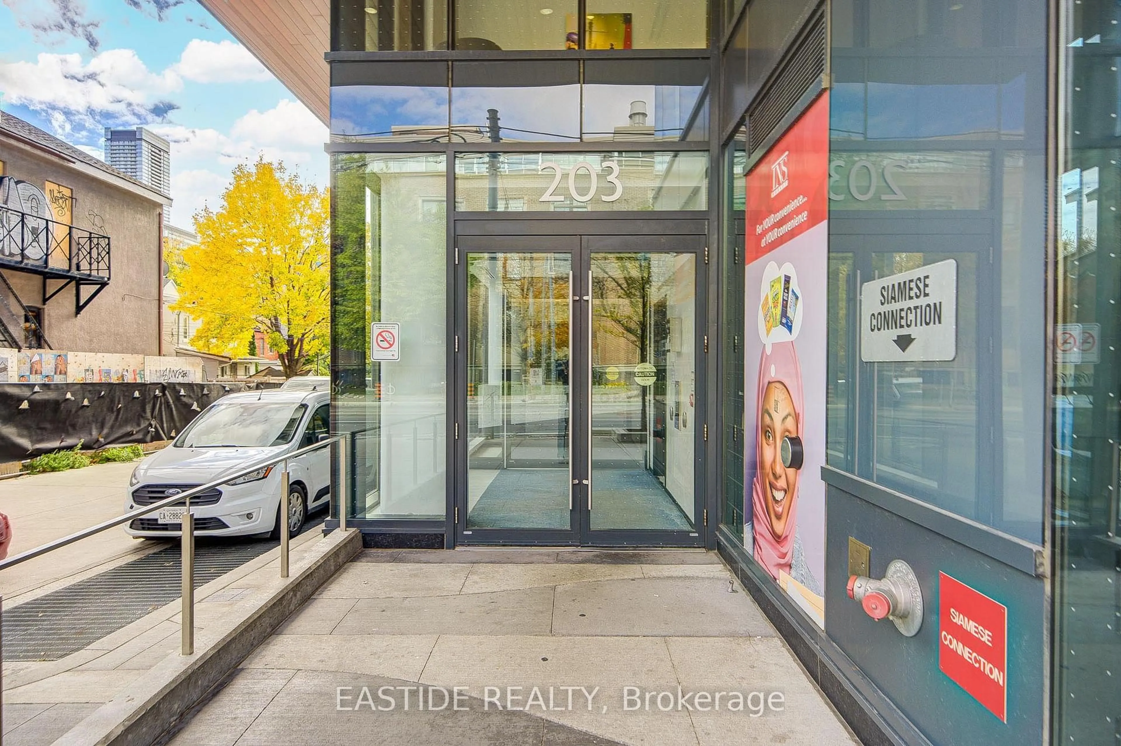 Indoor foyer for 203 College St #612, Toronto Ontario M5T 1P9