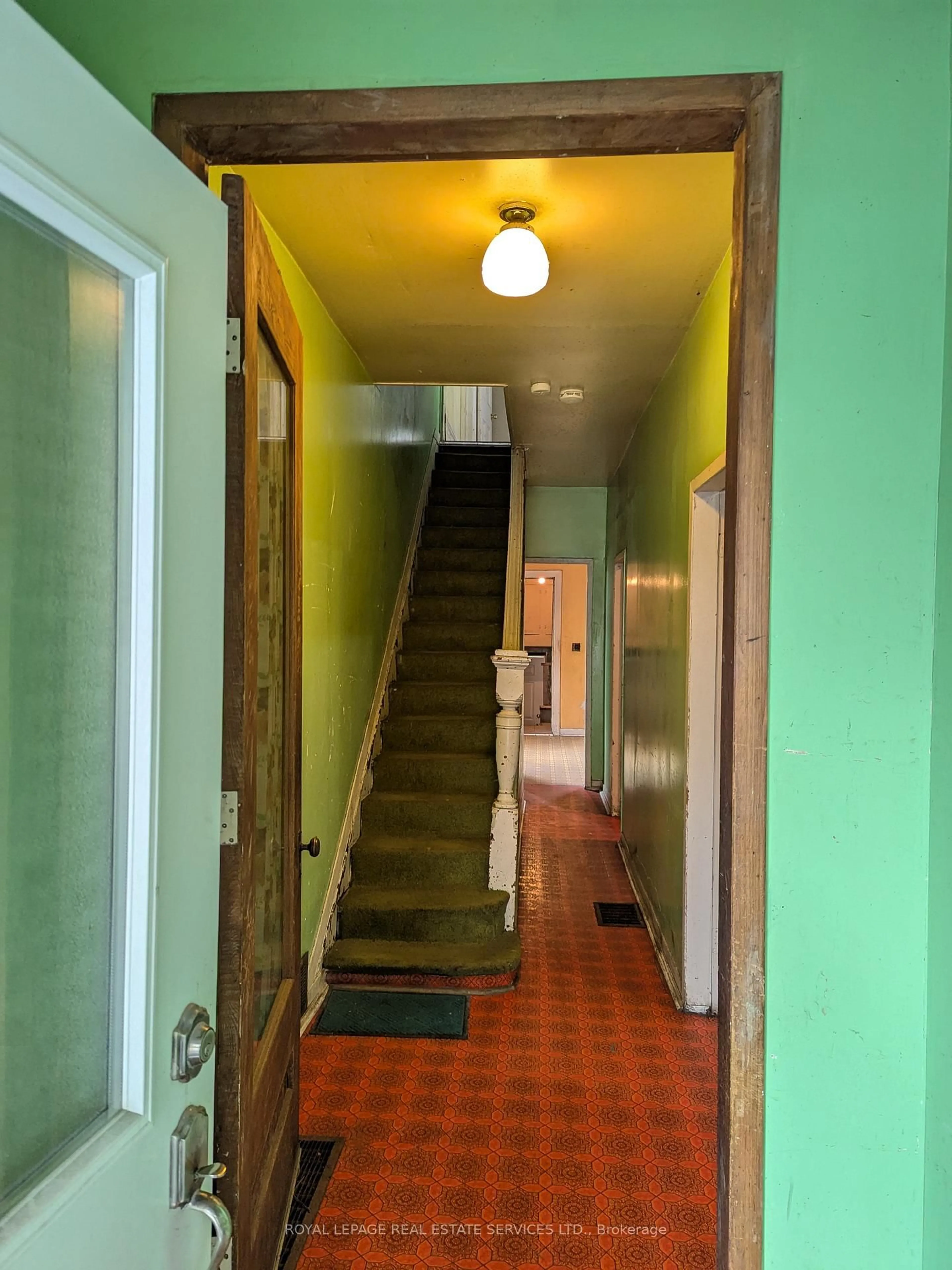 Indoor foyer for 529 Gladstone Ave, Toronto Ontario M6H 3J1