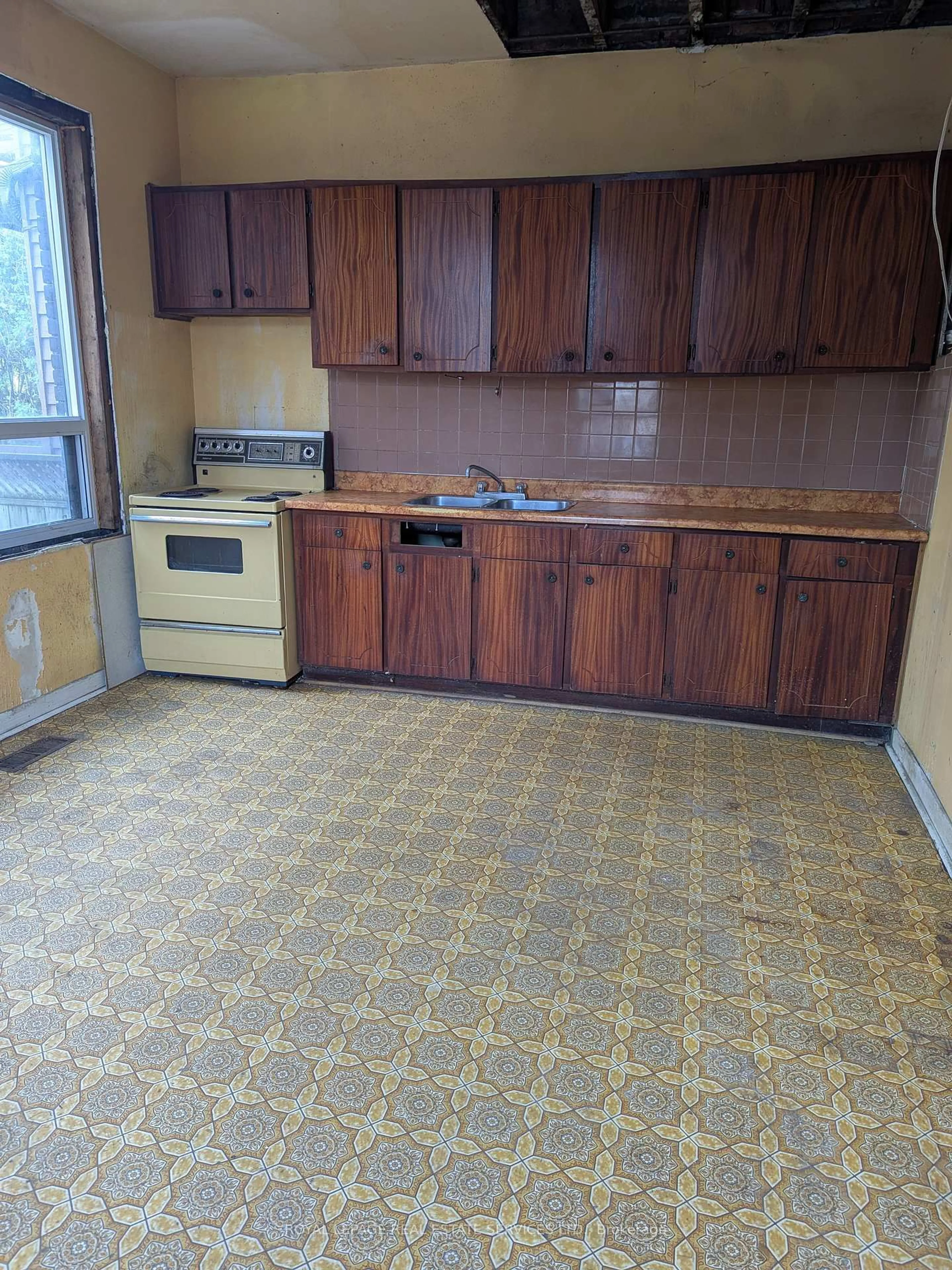 Standard kitchen, unknown for 529 Gladstone Ave, Toronto Ontario M6H 3J1